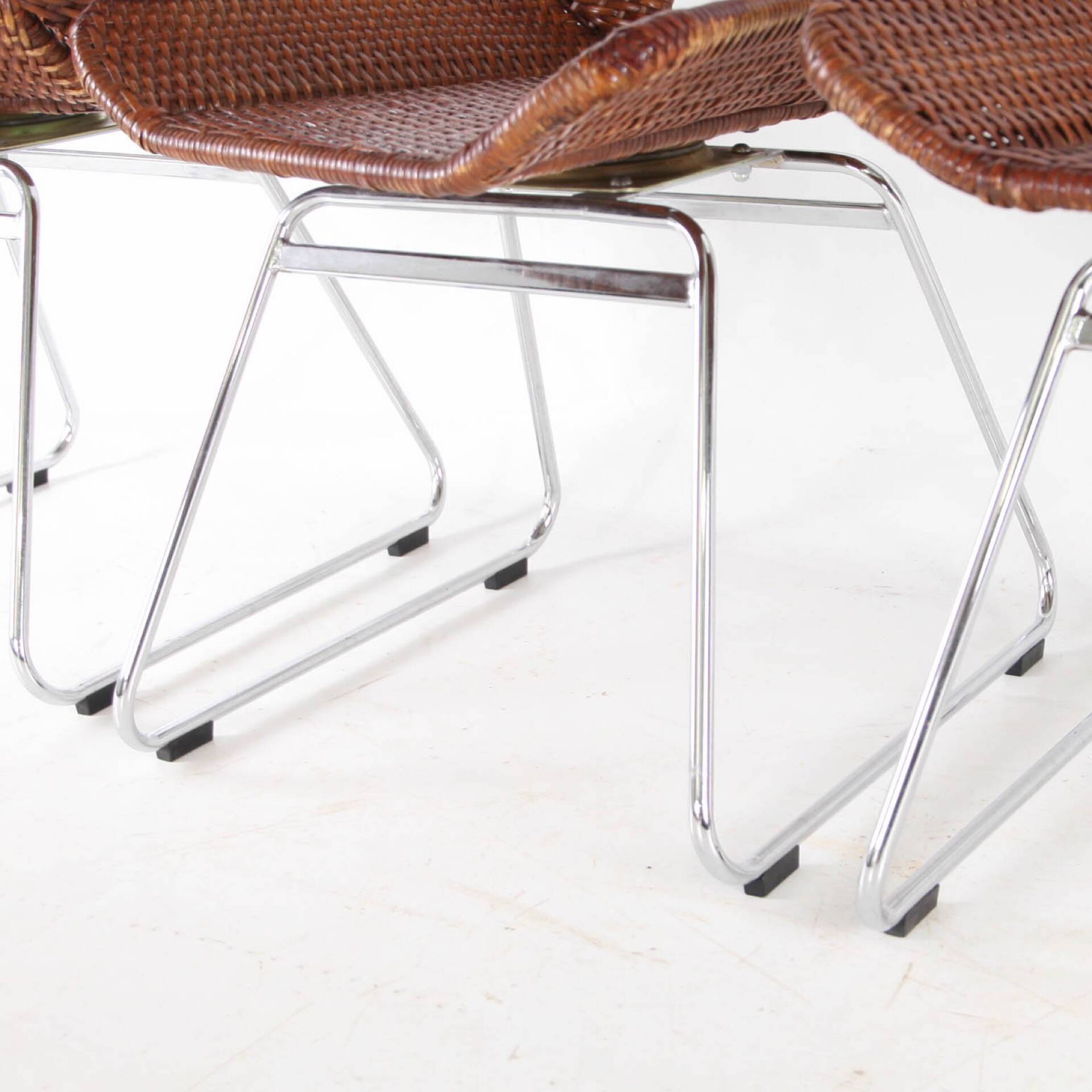Suite de 4 chaises en rotin et chrome