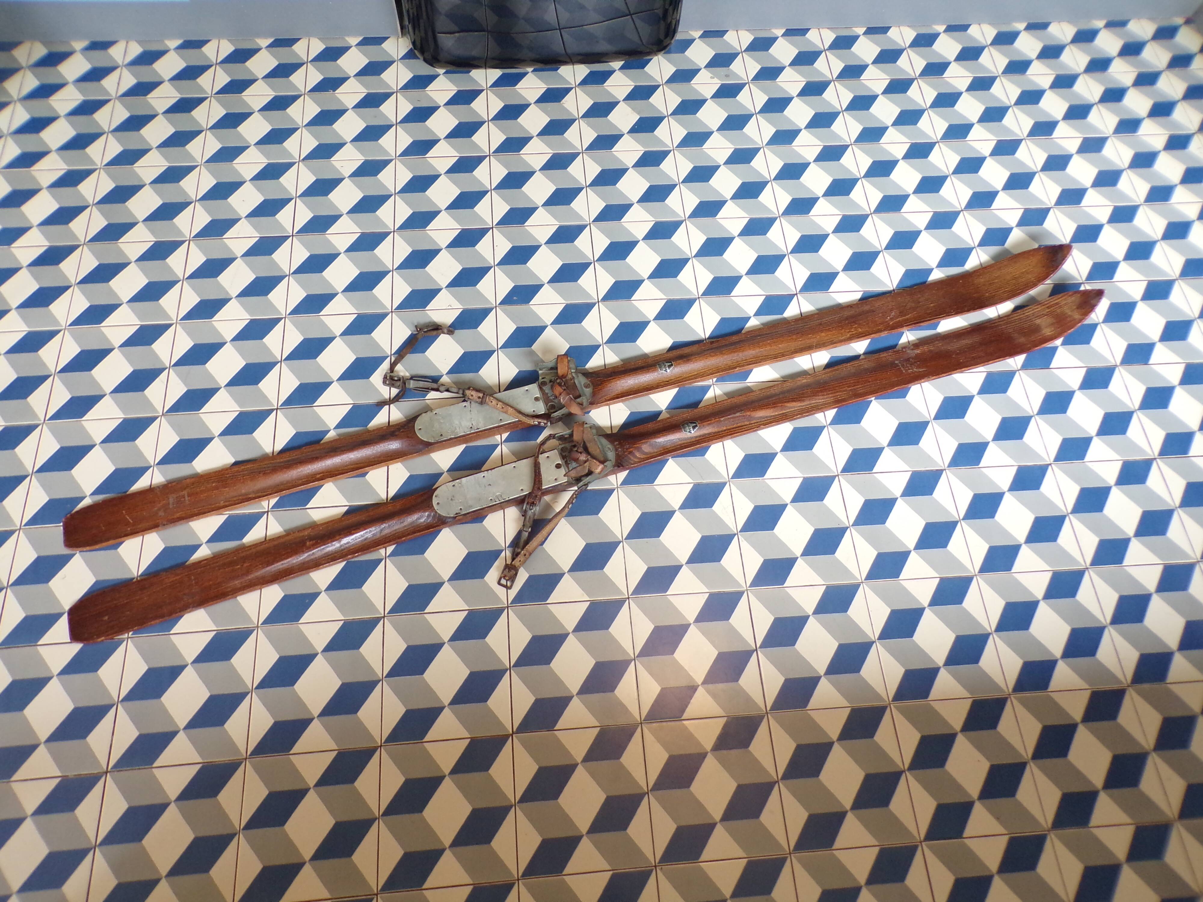 Paire skis anciens en bois 198cm