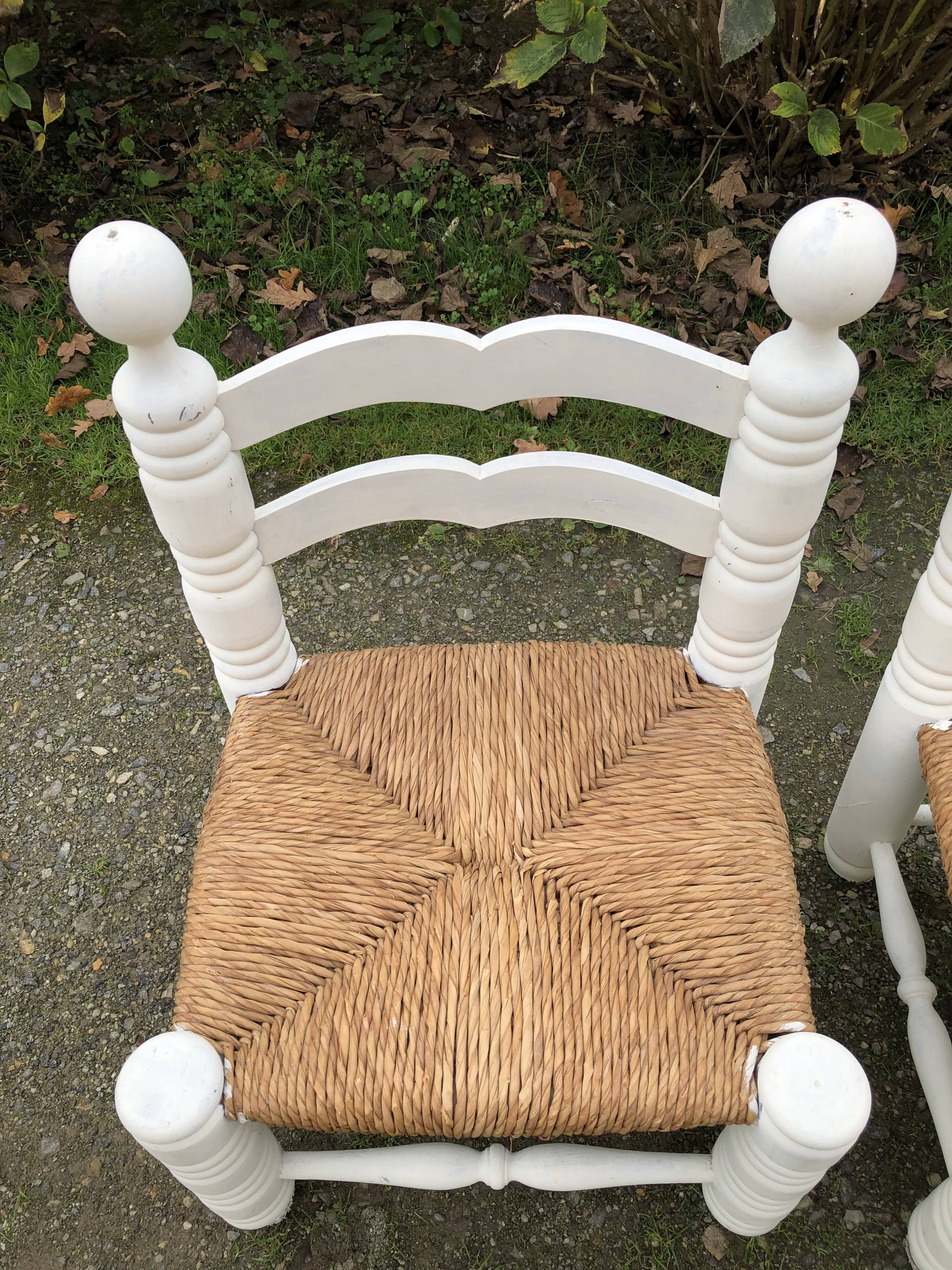Duo de chaises vintage paillées par Charles Dudouyt.