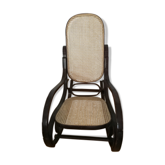 Rocking-chair en bois foncé et cannage