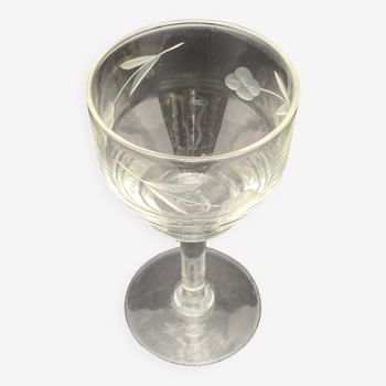 Aperitif glasses with chiselled Flower pattern