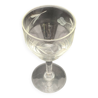 Aperitif glasses with chiselled Flower pattern