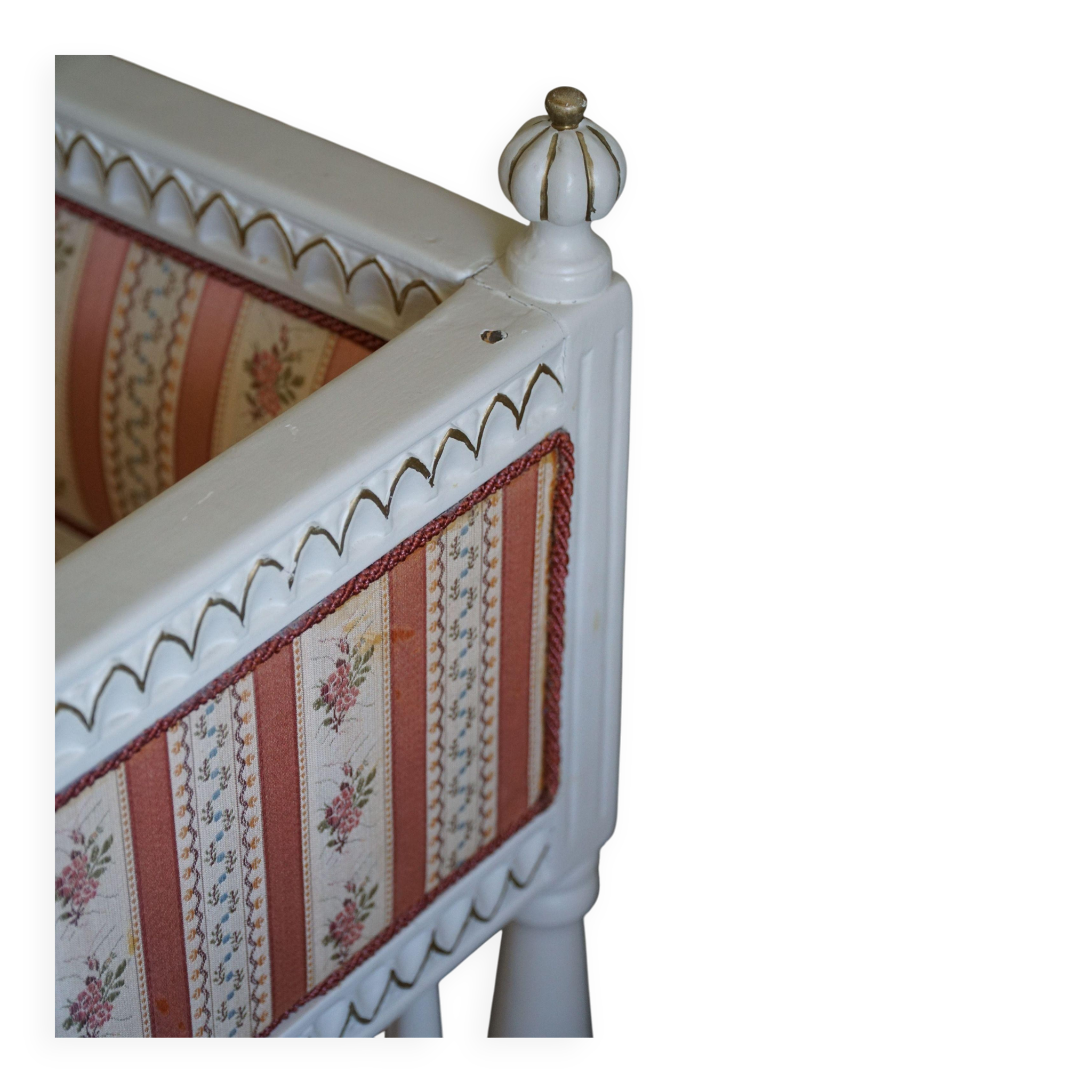 Antique Gustavian canapé / bench from the early 19th century, by a Swedish cabinetmaker.