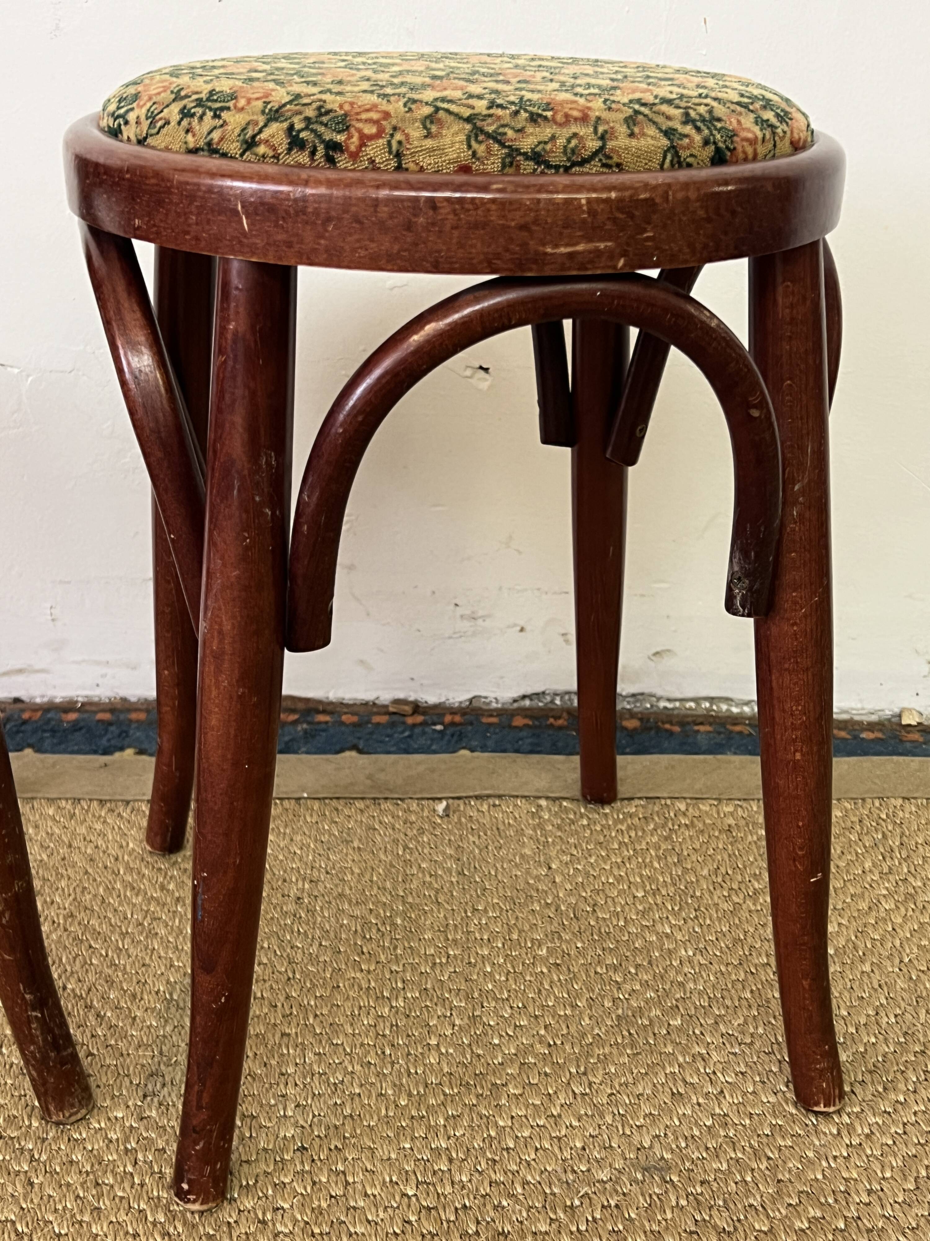 Paire de tabourets bas en bois courbé style "Thonet" vintage