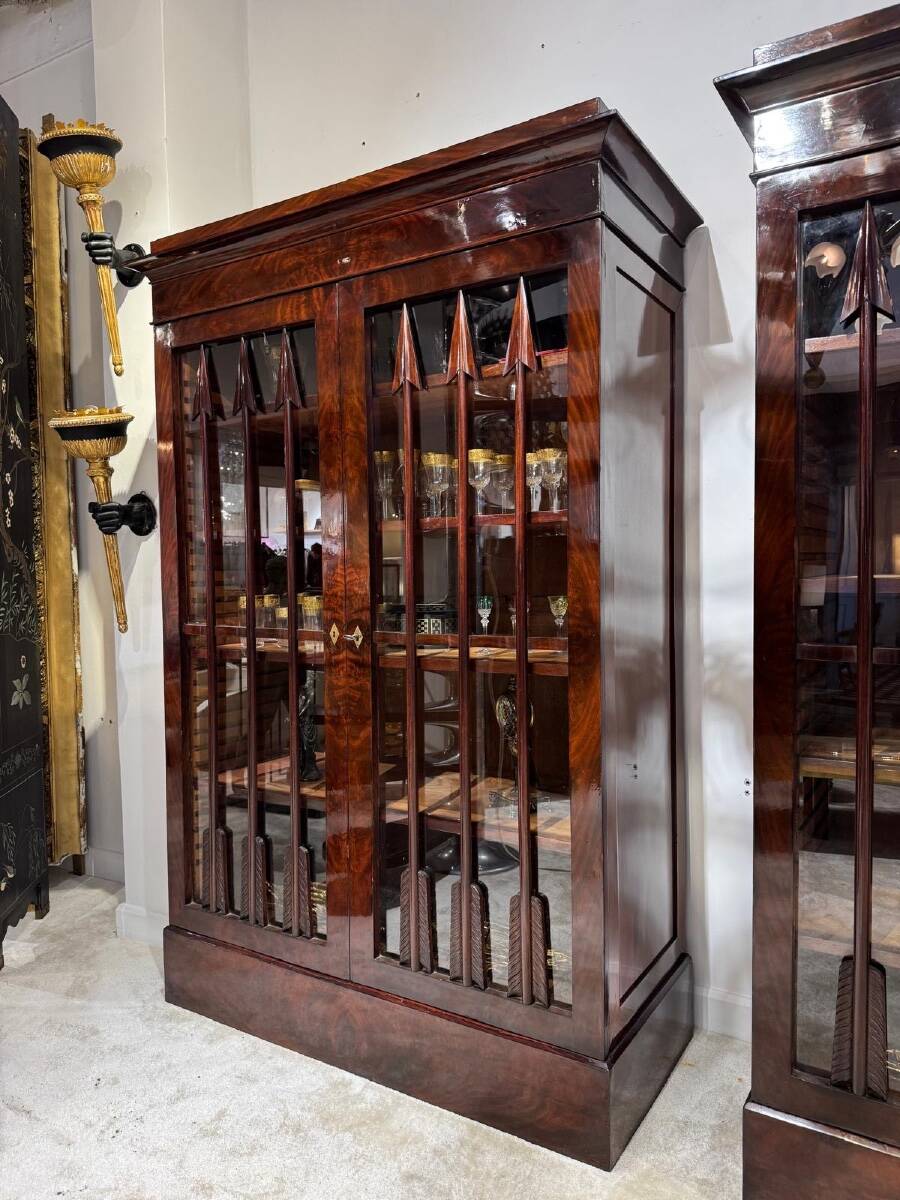 Pair of Empire period mahogany bookcases with flame pattern from the 19th century.