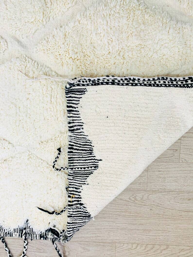 Handmade Moroccan rug in natural wool 250cm x 150cm