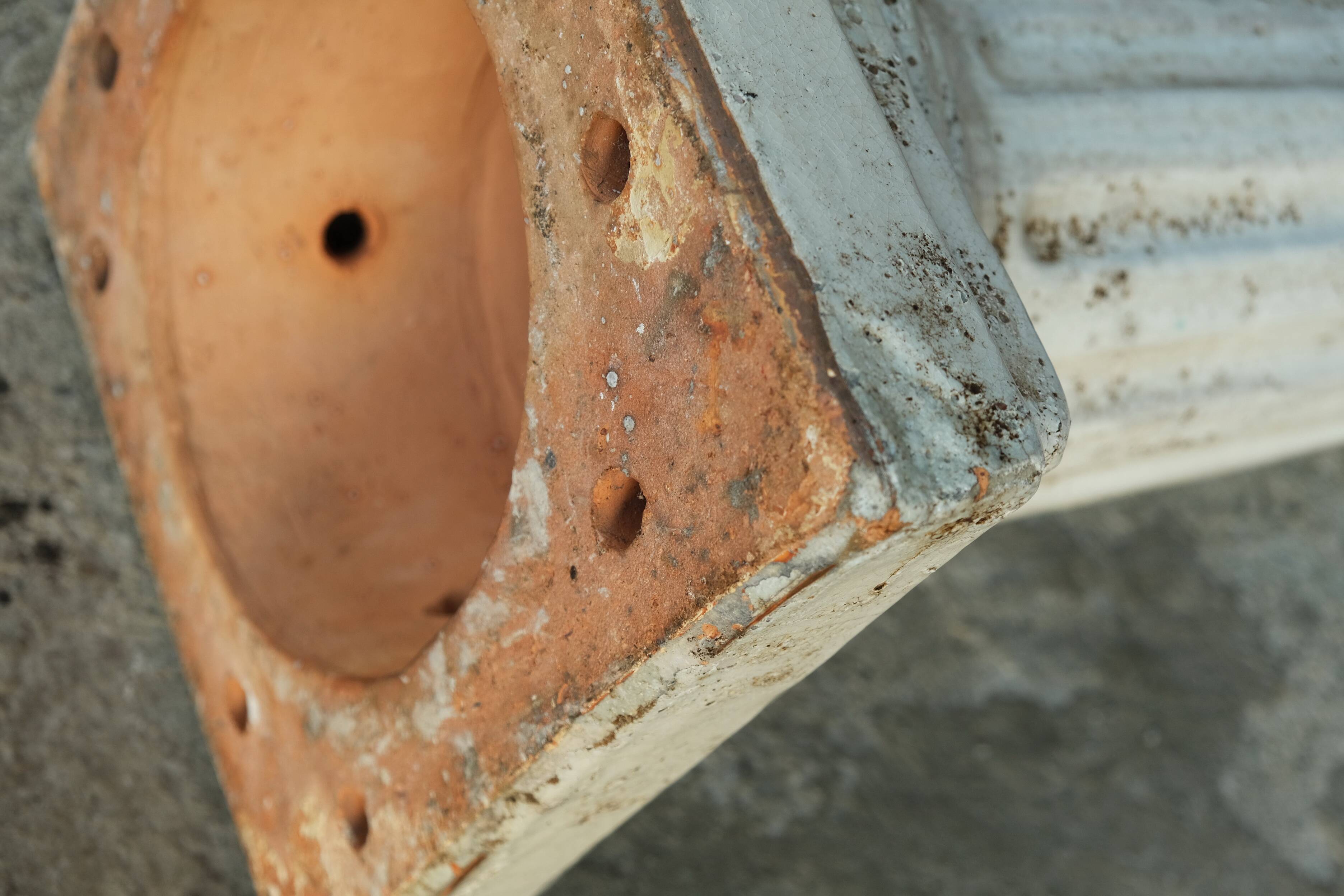White column in glazed earth