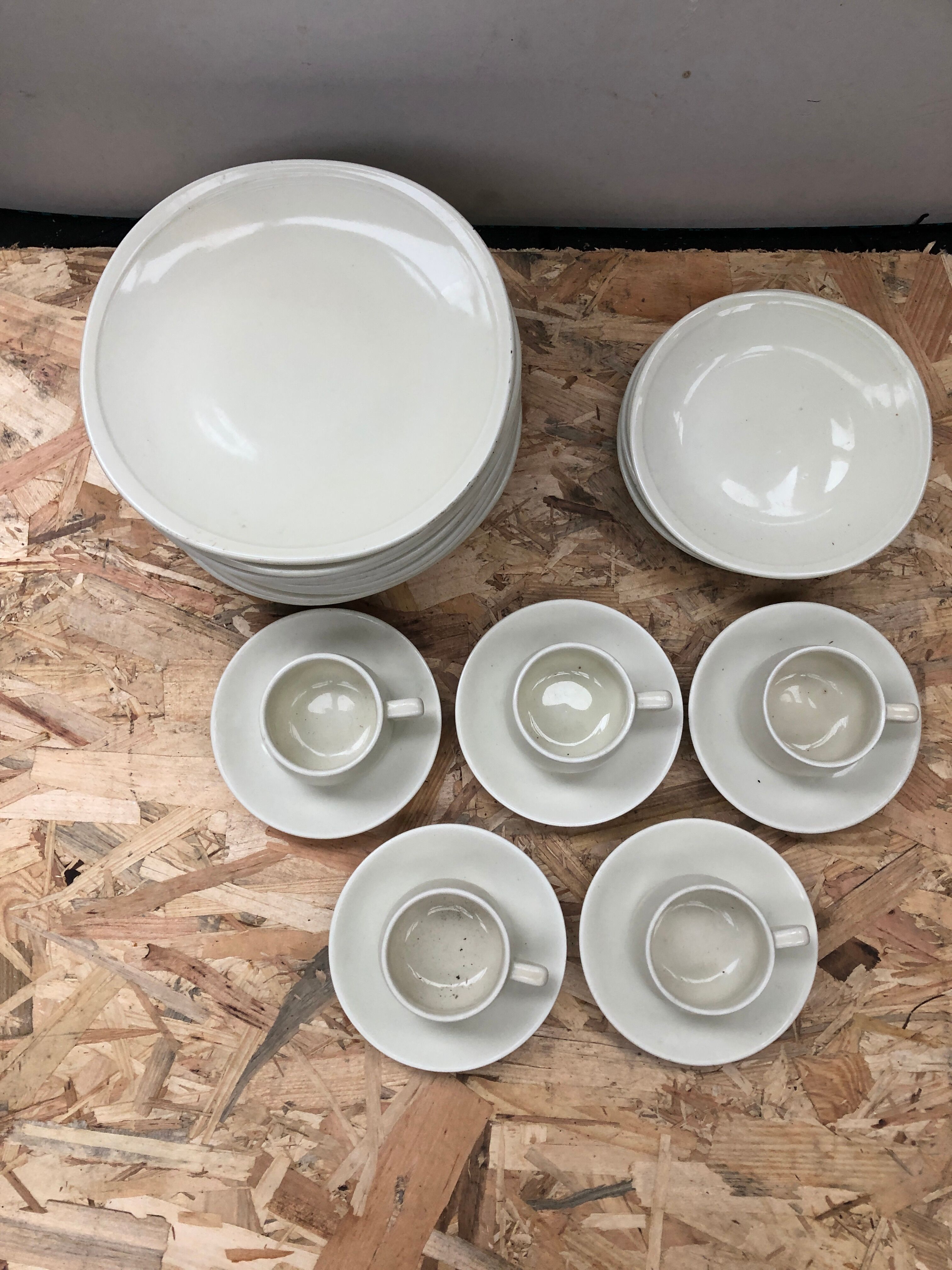 Old service pullivuyt 14 plates and 5 cups vintage white ceramic