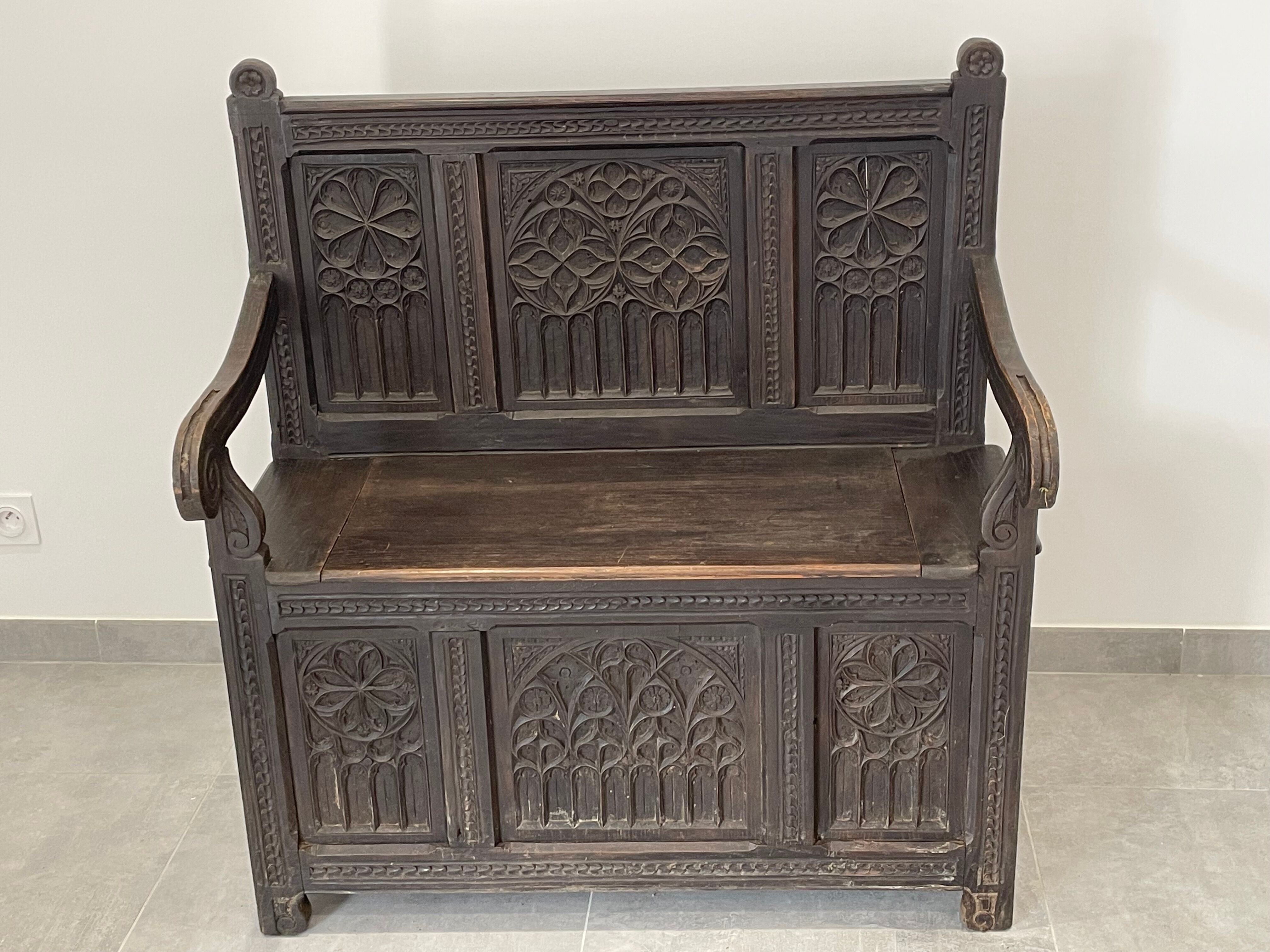 Chest bench in natural wood carved with Gothic motifs