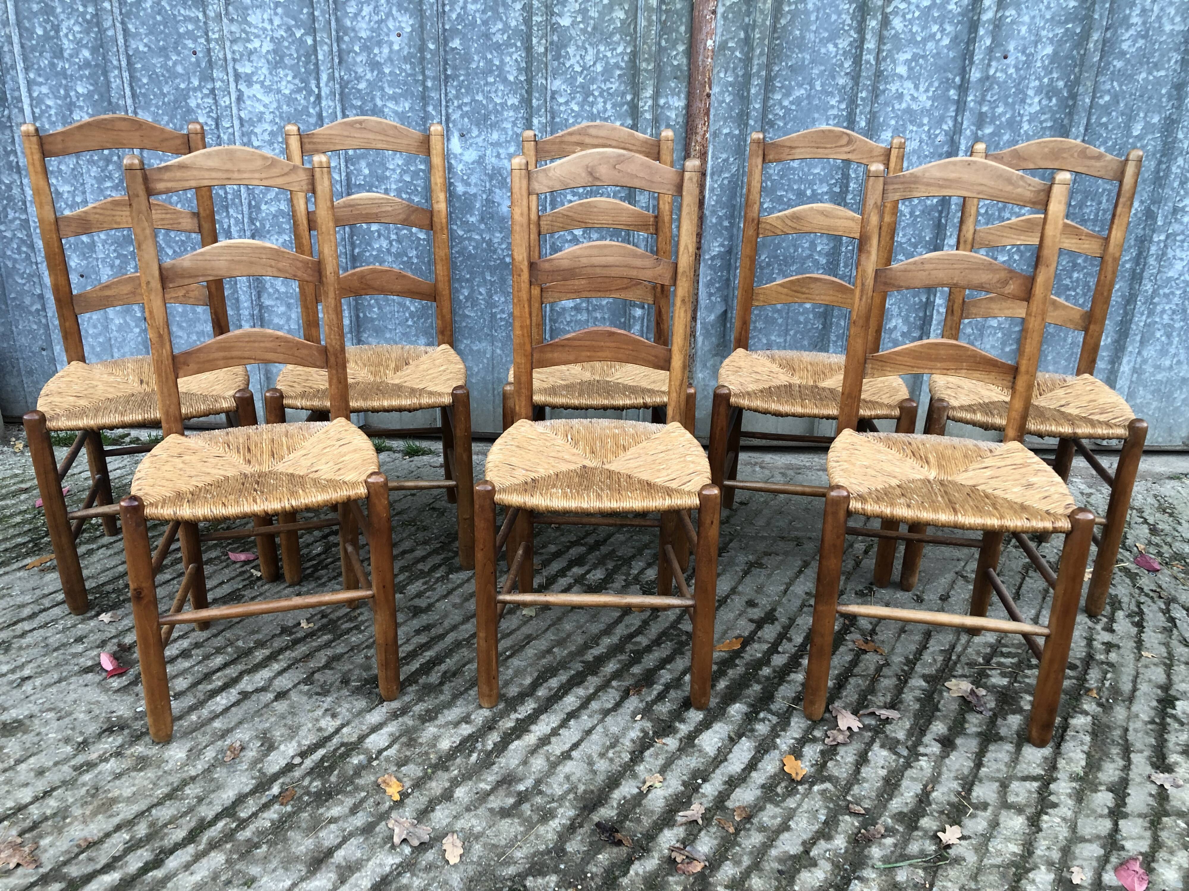 8 Chaises  anciennes vendéennes paillées en cerisier massif.
