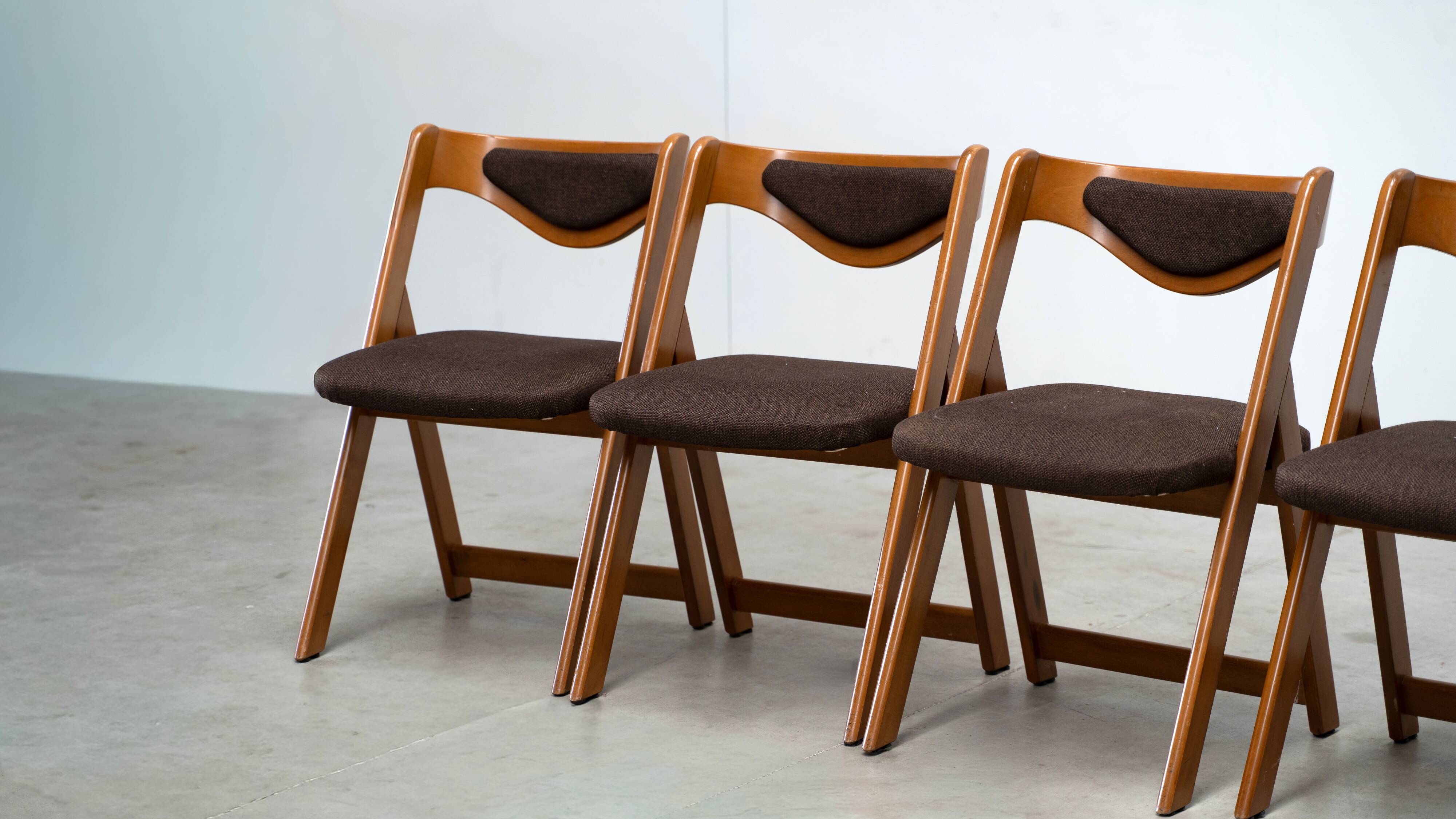 Ensemble de six chaises de salle à manger sculpturales italiennes.