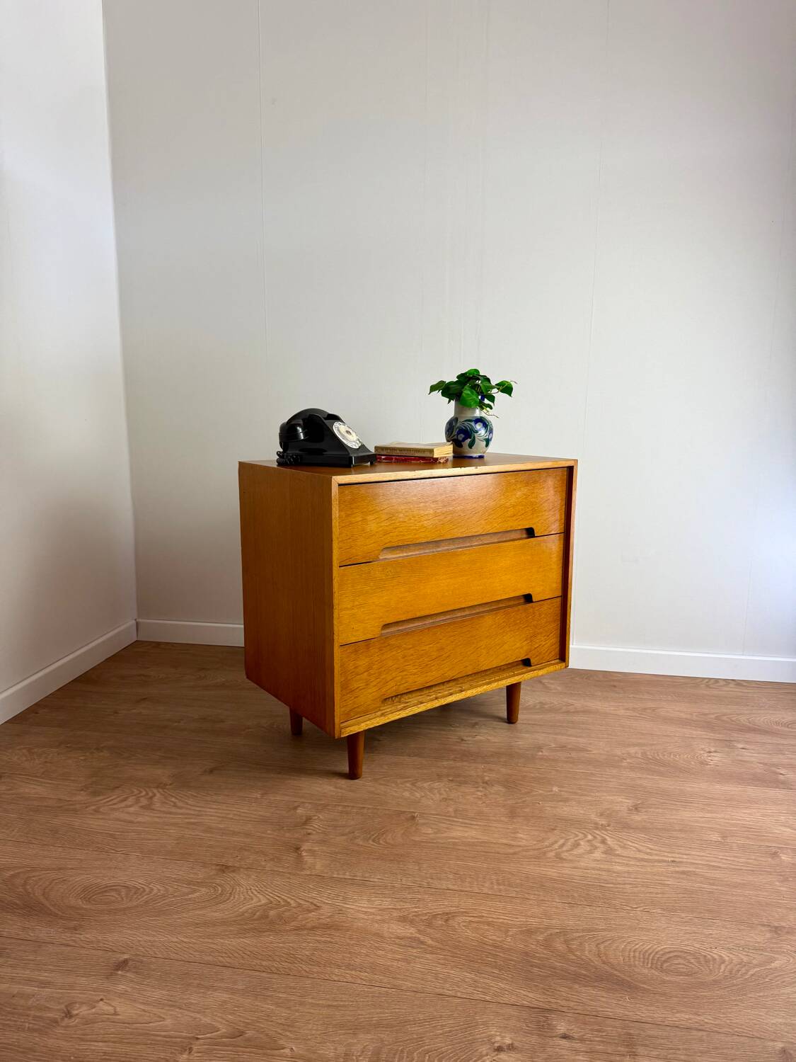 STAG English chest of drawers