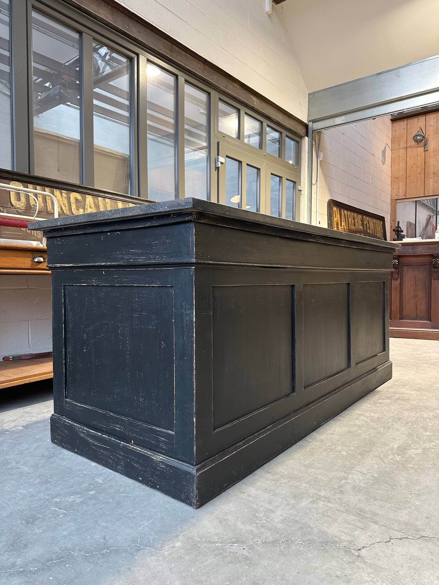 Ilot de magasin recouvert d’une pierre bleue