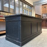 Ilot de magasin recouvert d’une pierre bleue