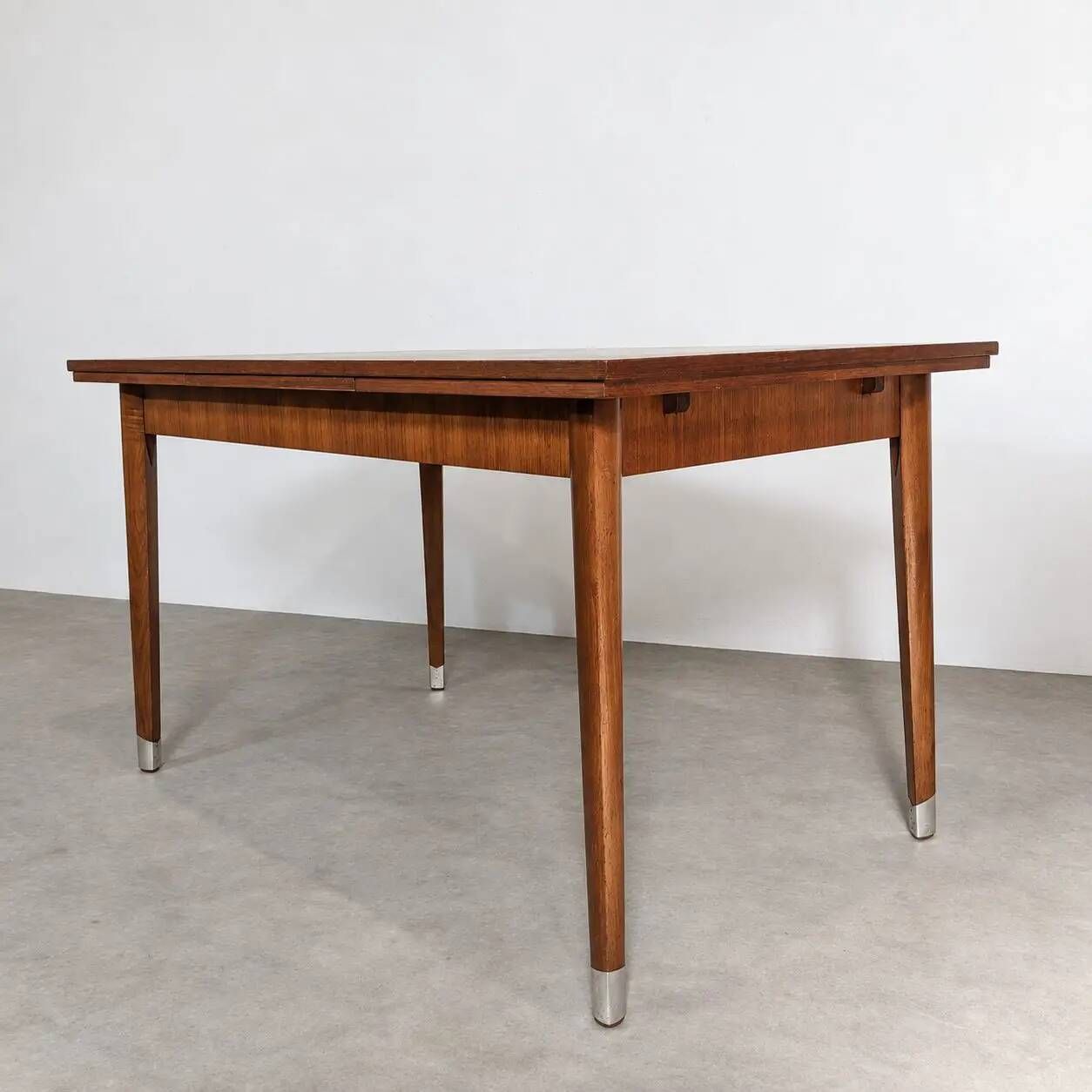 Table à manger de style mid-century moderne