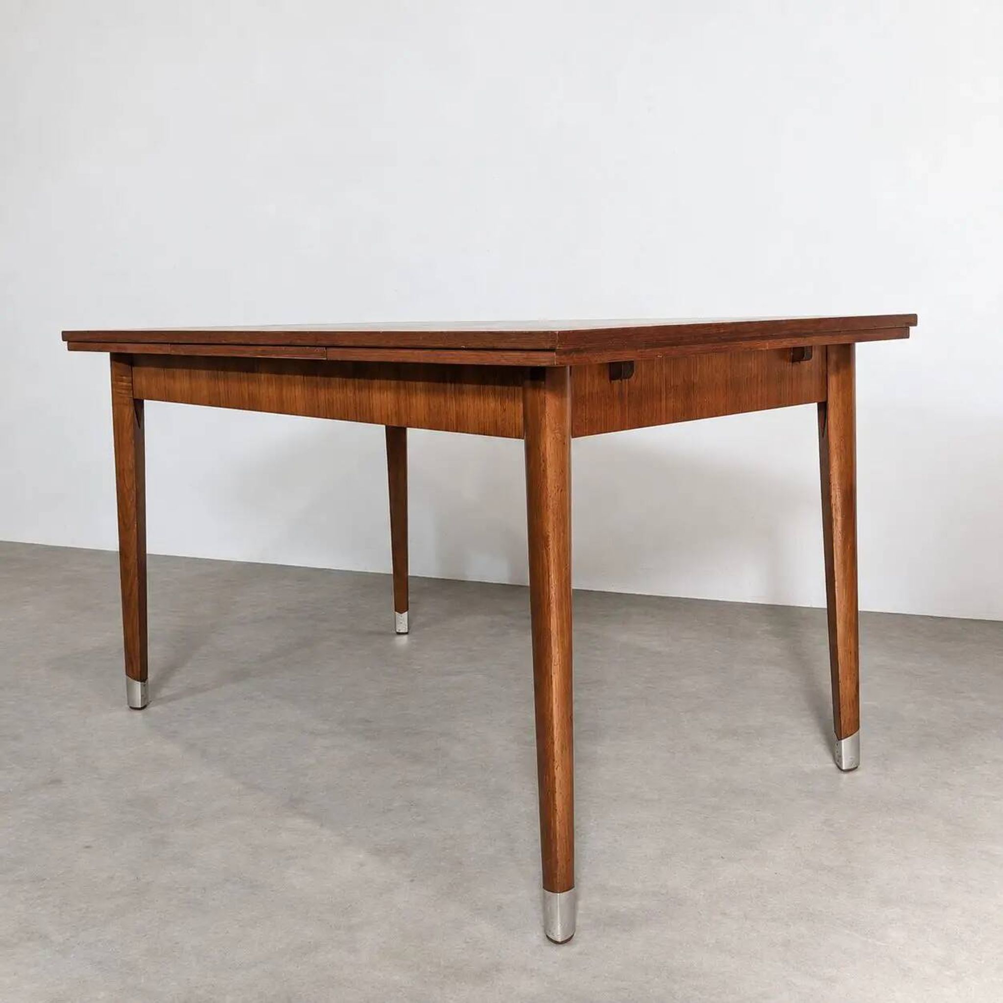 Table à manger de style mid-century moderne