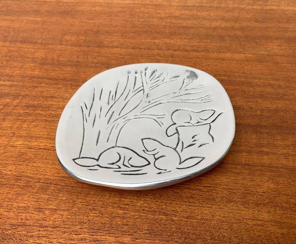 Vintage Canadian metal bowl with beaver decoration by Hoselton.