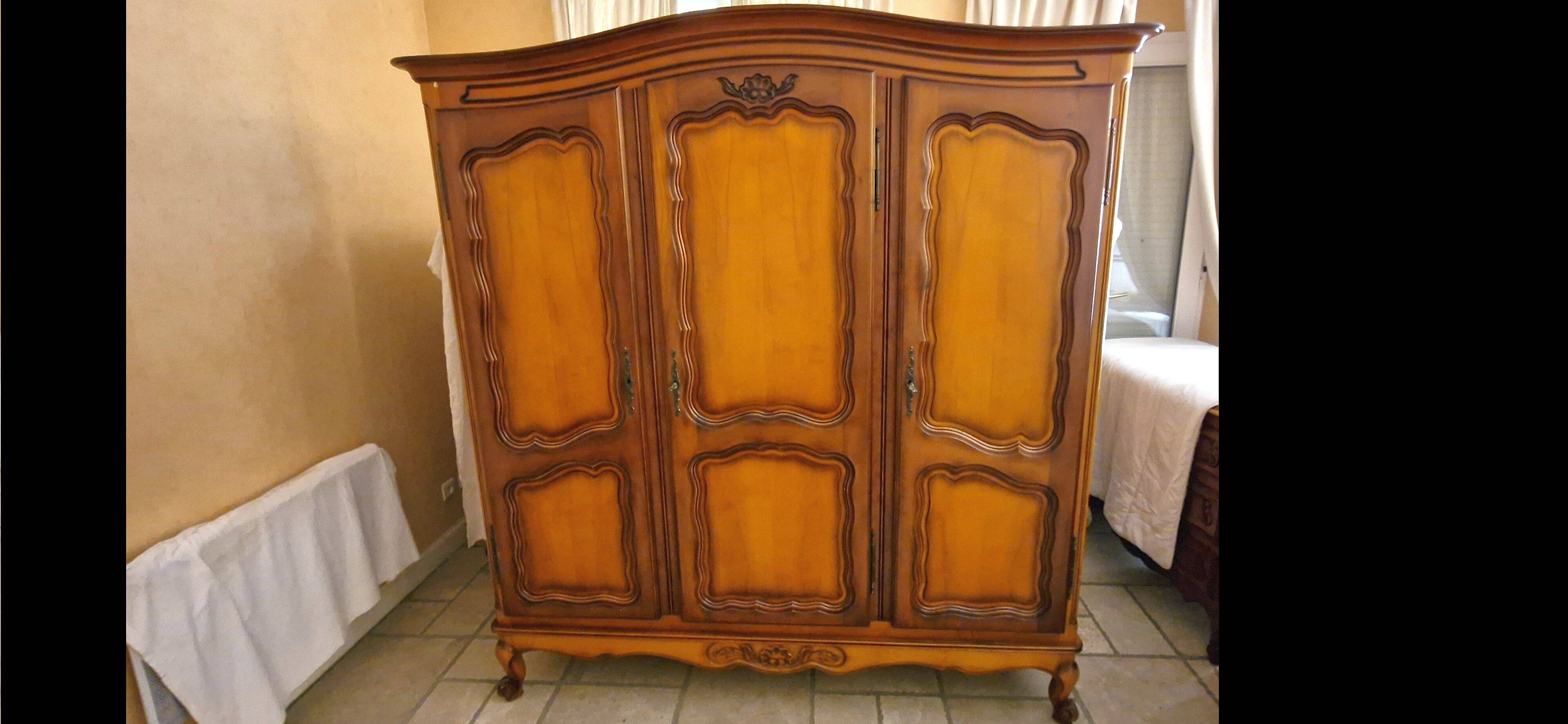 Wooden style wardrobe, 3 doors and 9 internal shelves.