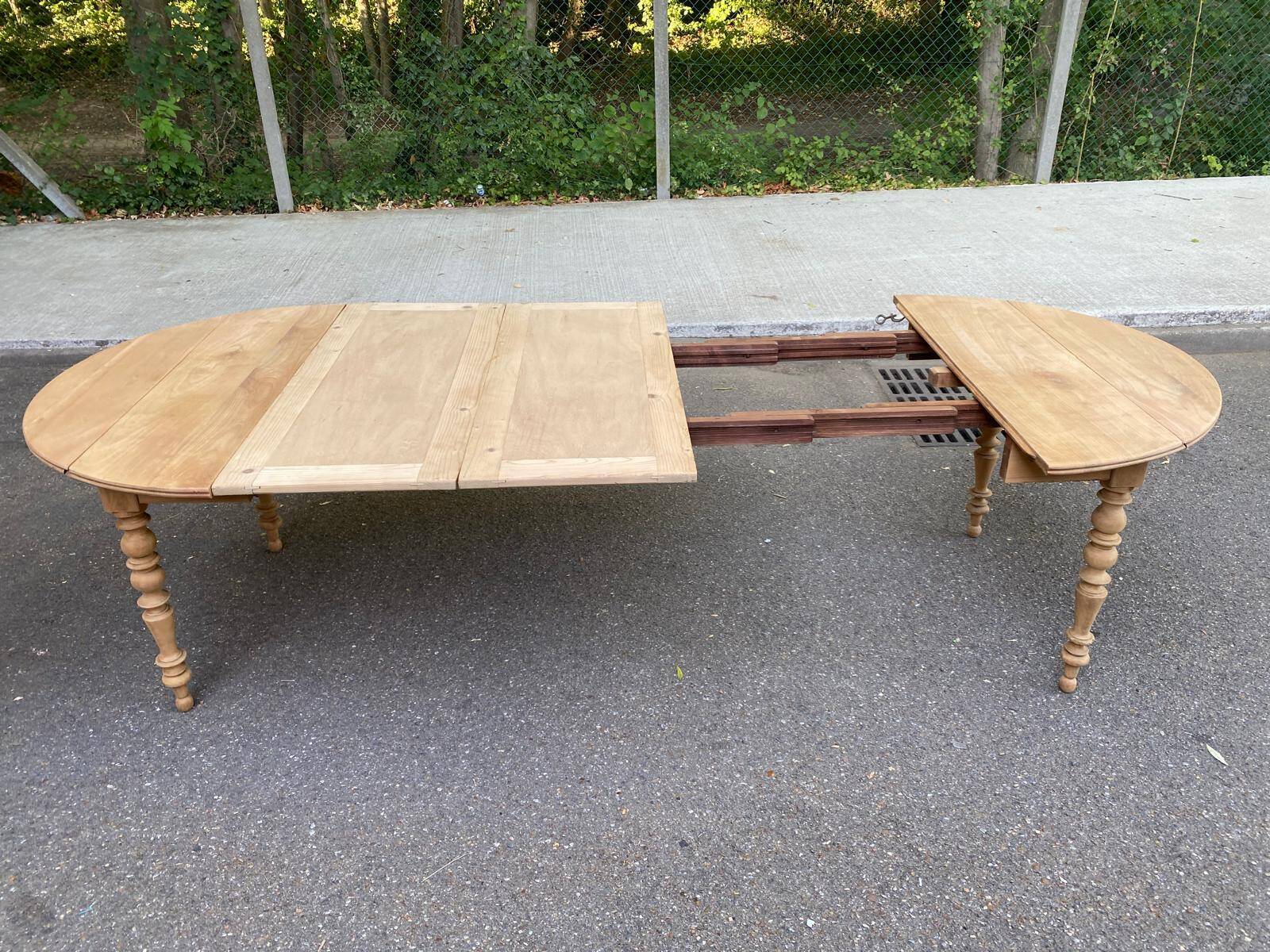 Table à manger ronde extensible à volets décapée en noyer brut 2 rallonges