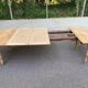 Table à manger ronde extensible à volets décapée en noyer brut 2 rallonges