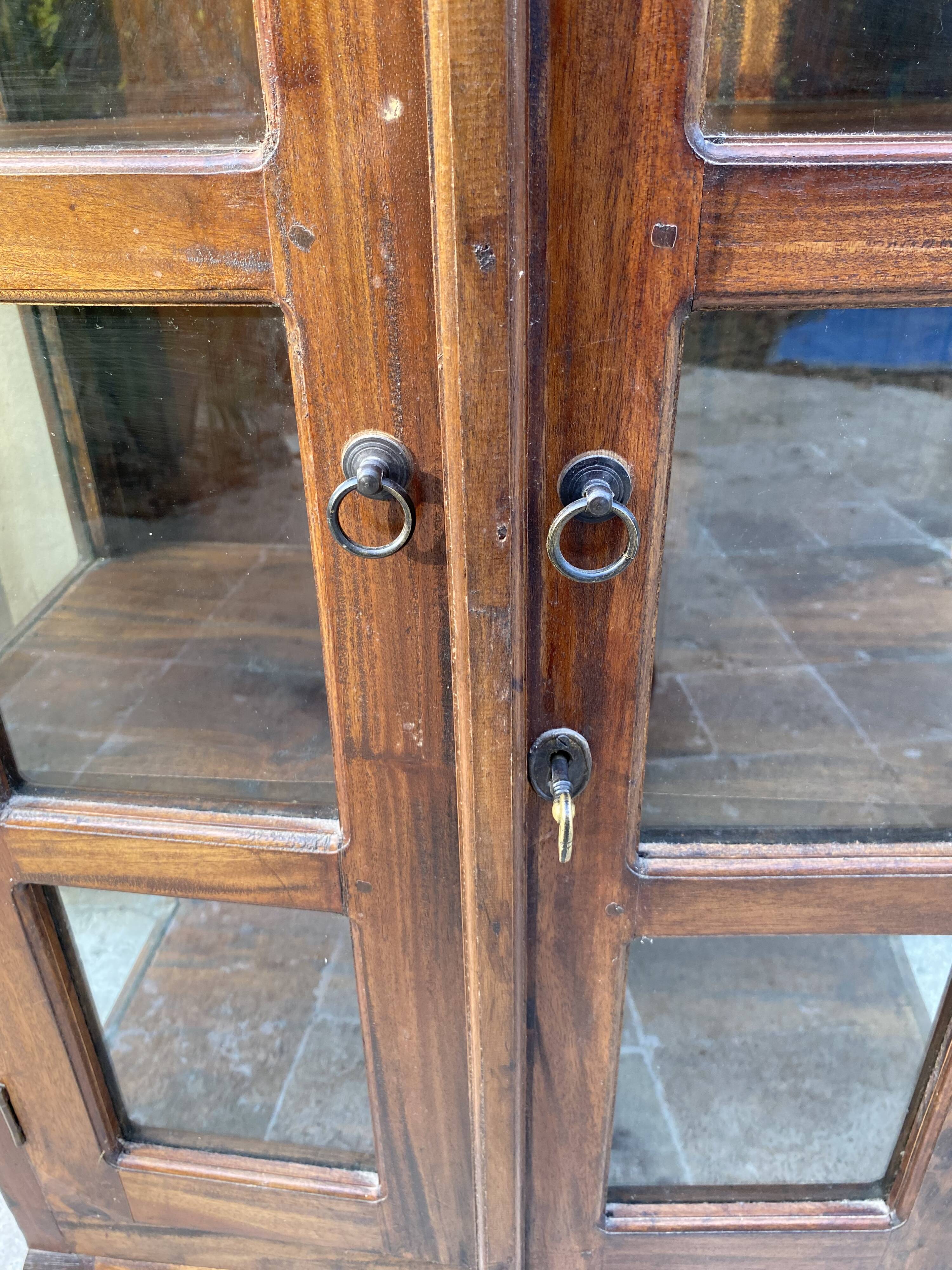 Exotic showcase cabinet 2 doors with key