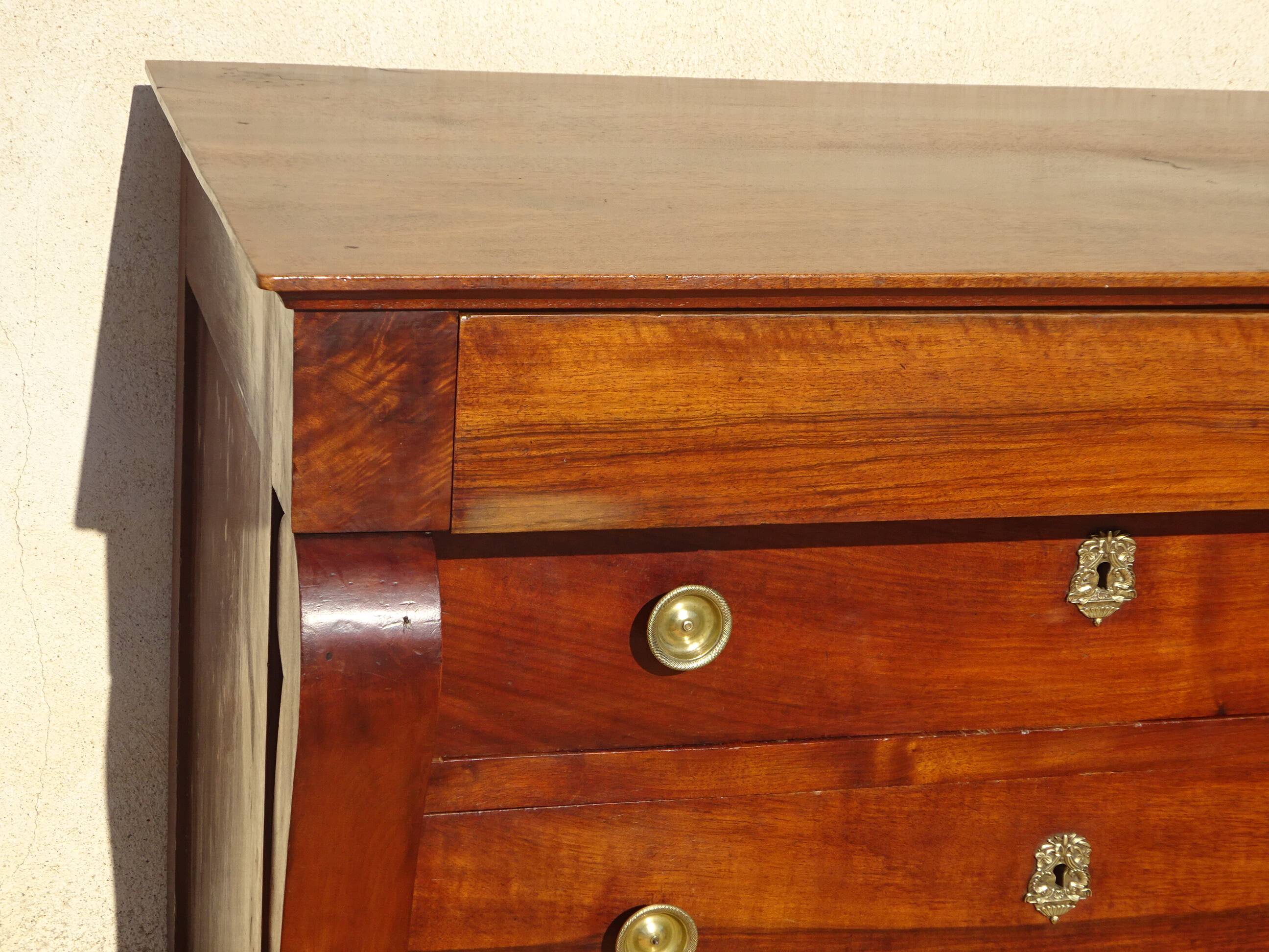 Crossed walnut chest of drawers