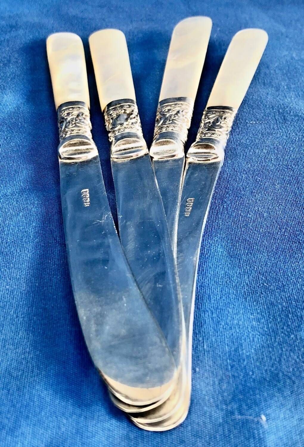 4 antique butter spreading knives in silver-plated metal and mother-of-pearl.
