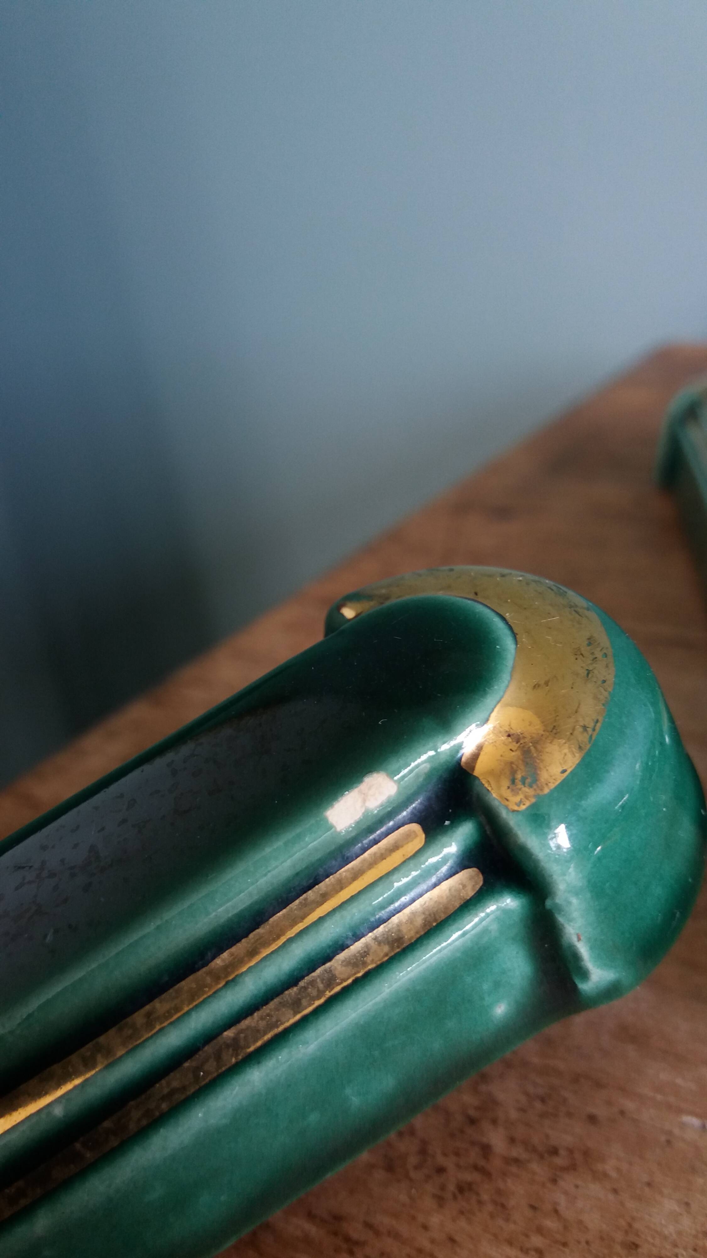 Poët Laval knife rest in emerald green ceramic and gold.