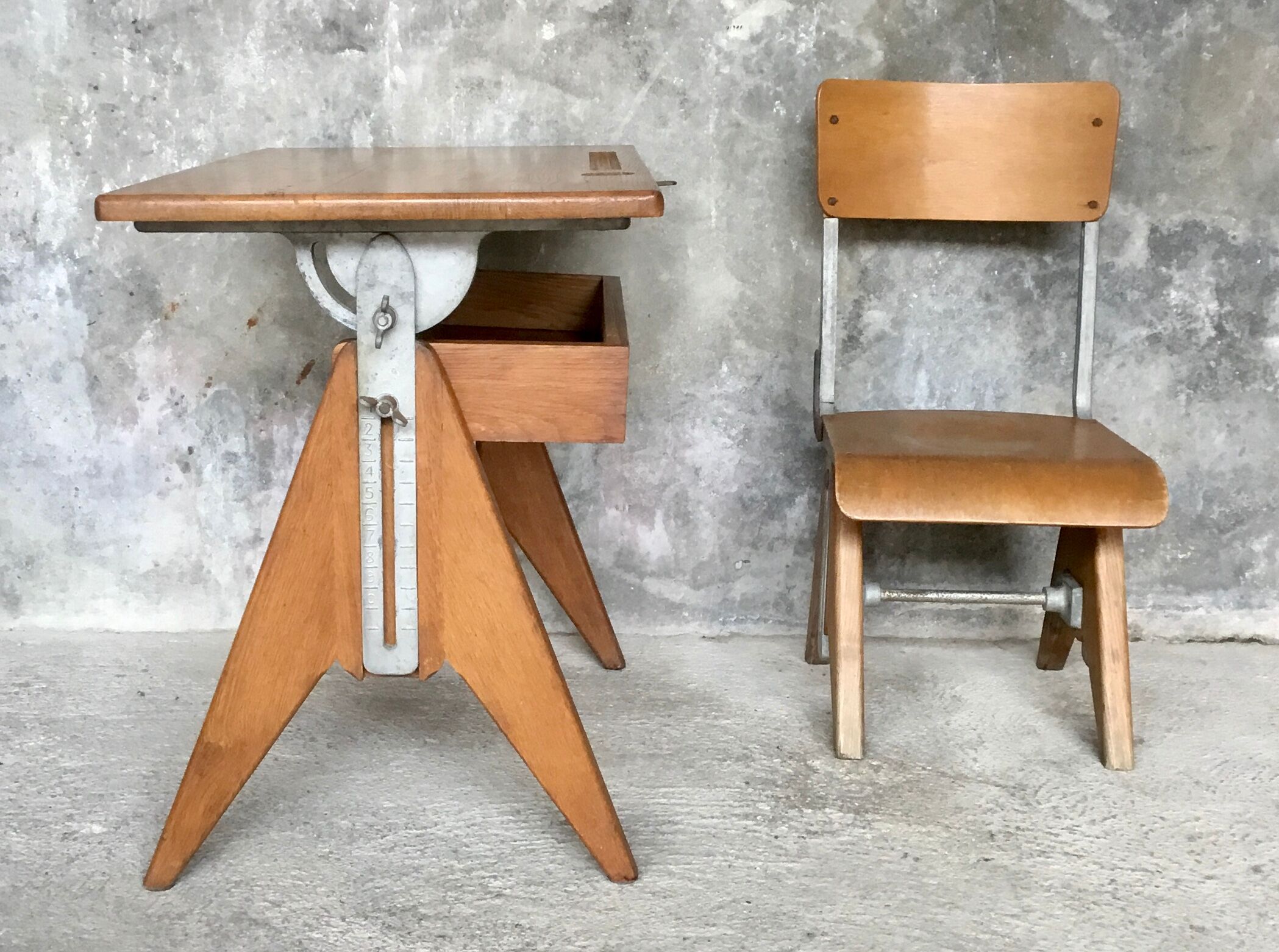 Adjustable Modernists desk and children's chair - Ets. Levant & Godefroy - design 1950