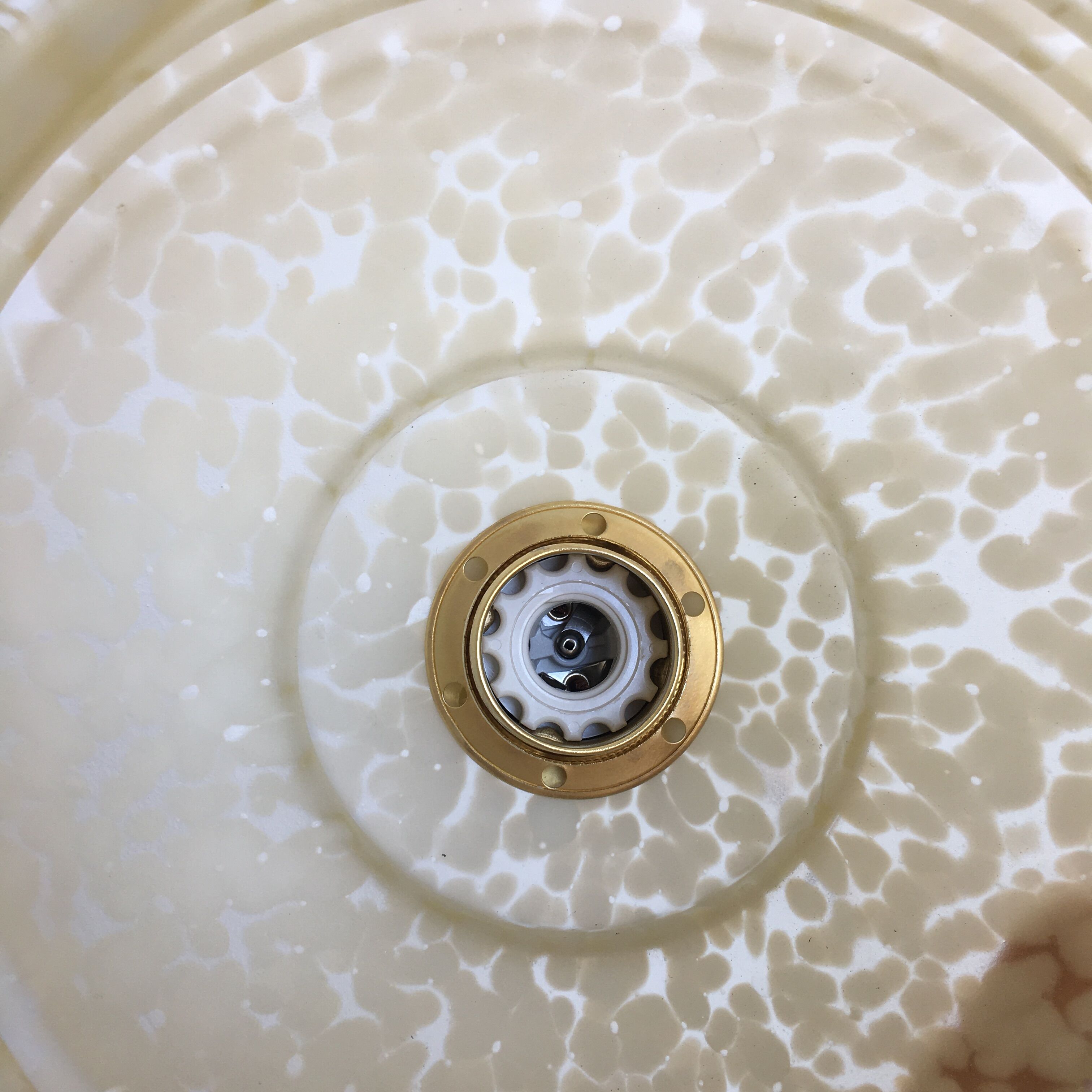 Pale yellow Clichy glass suspension