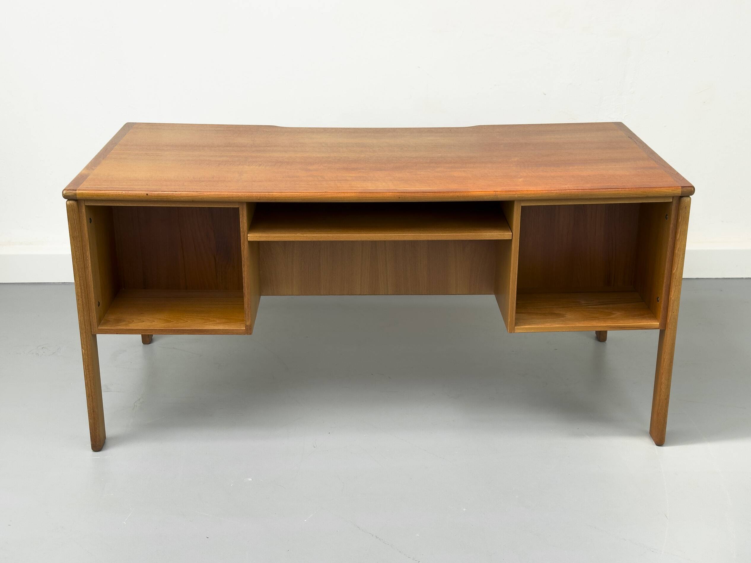 Bureau danois en teck avec porte et tiroirs par Bornholm, années 1970