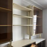 Wall-mounted and modular bookcase in lacquered brass, mirrors and smoked glass by Mahey, Design 1970