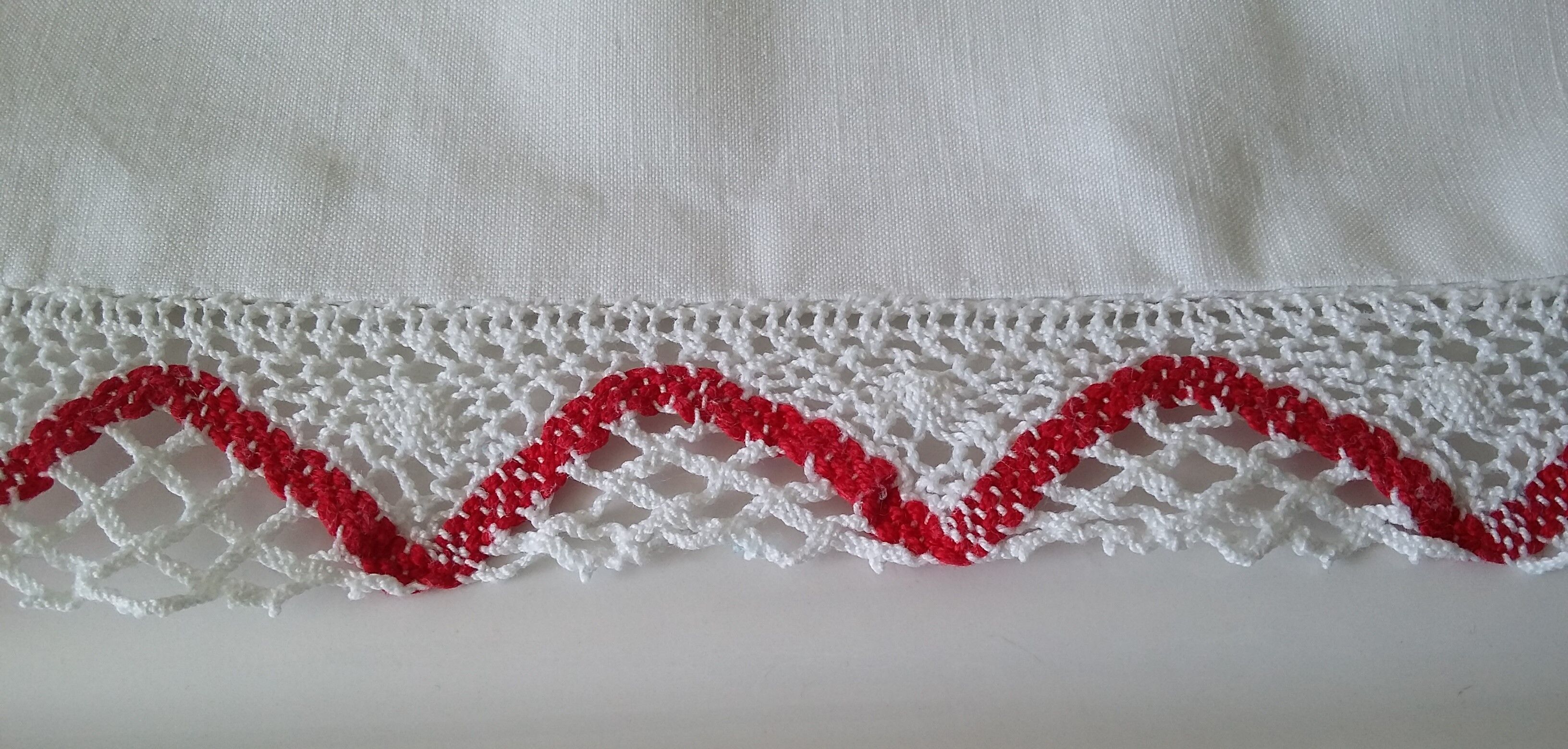 Taie enfant bordure rouge