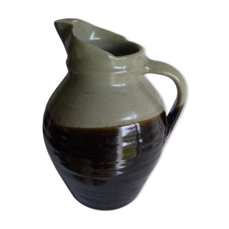 Jug with spout and handle, in glazed sandstone.