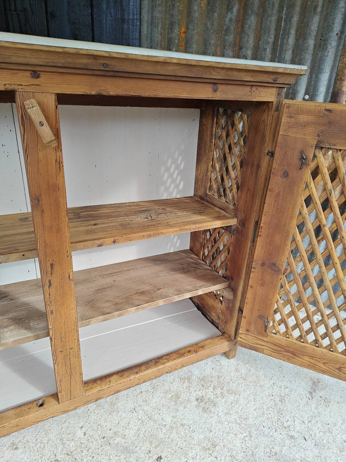 Support buffet in solid pine, zinc top, late 19th century.