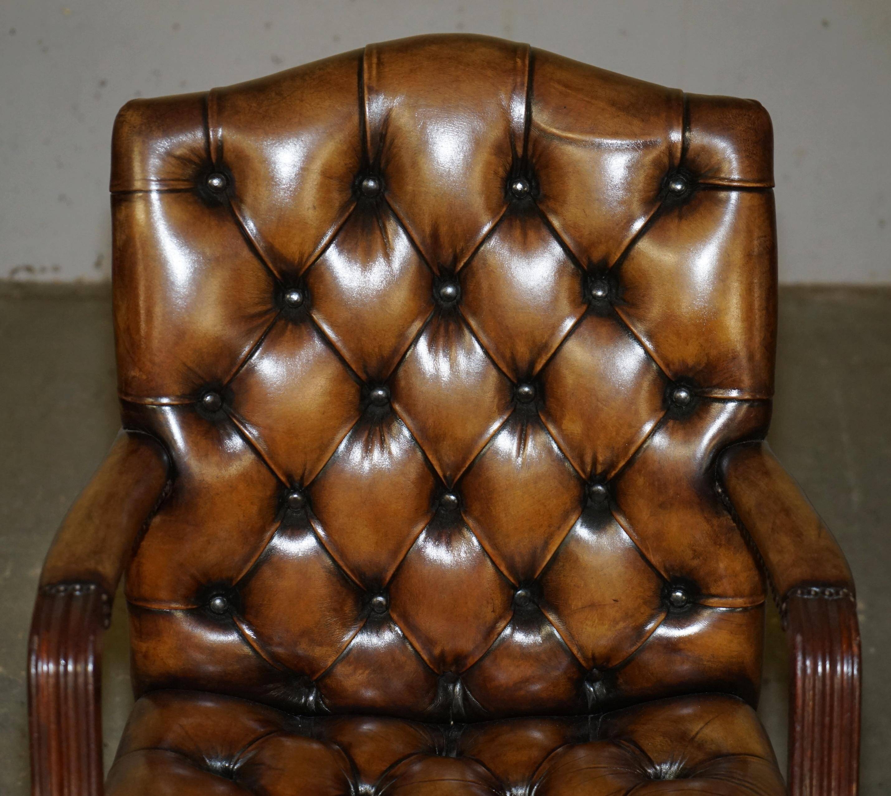 Chaise Chesterfield capitane restaurée en cuir