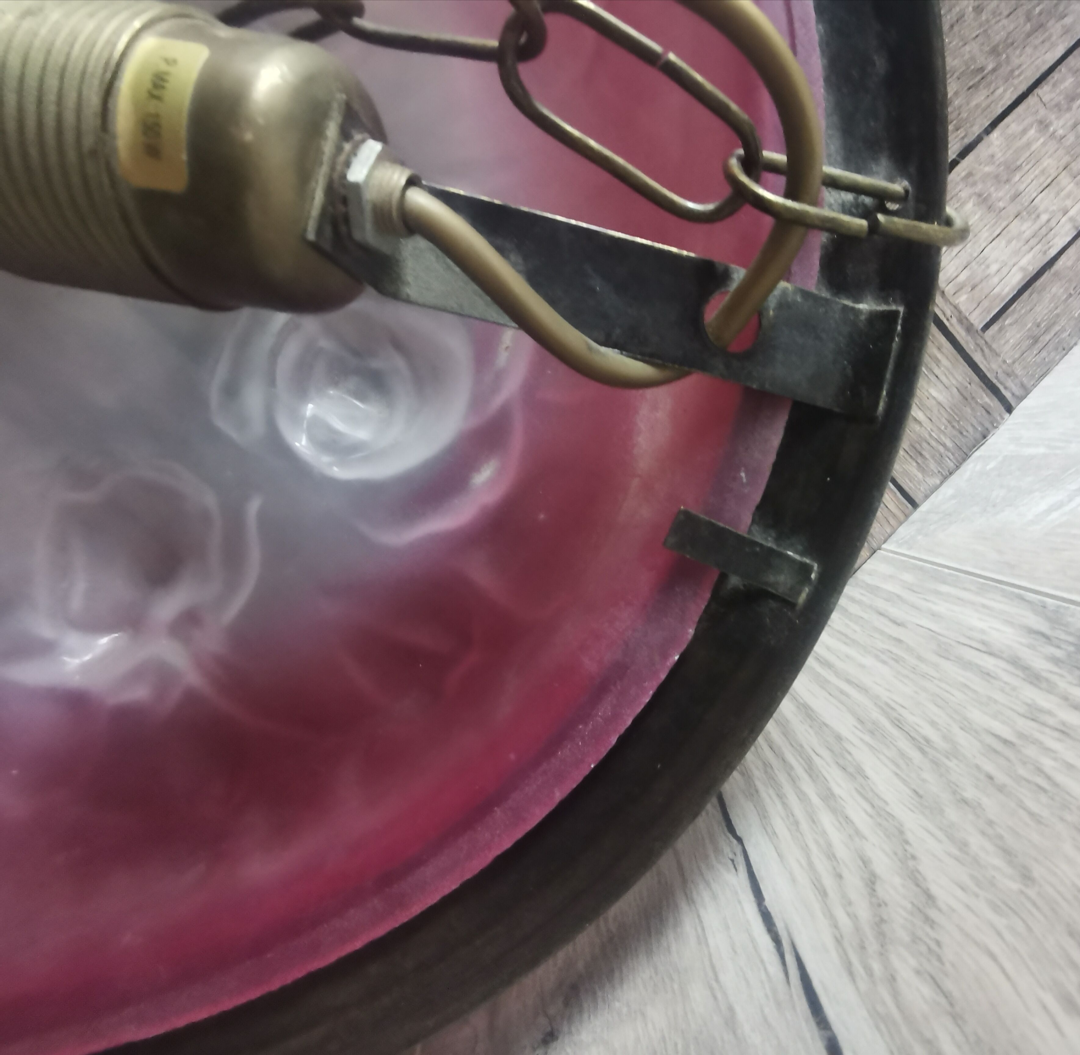 Suspension pink glass paste