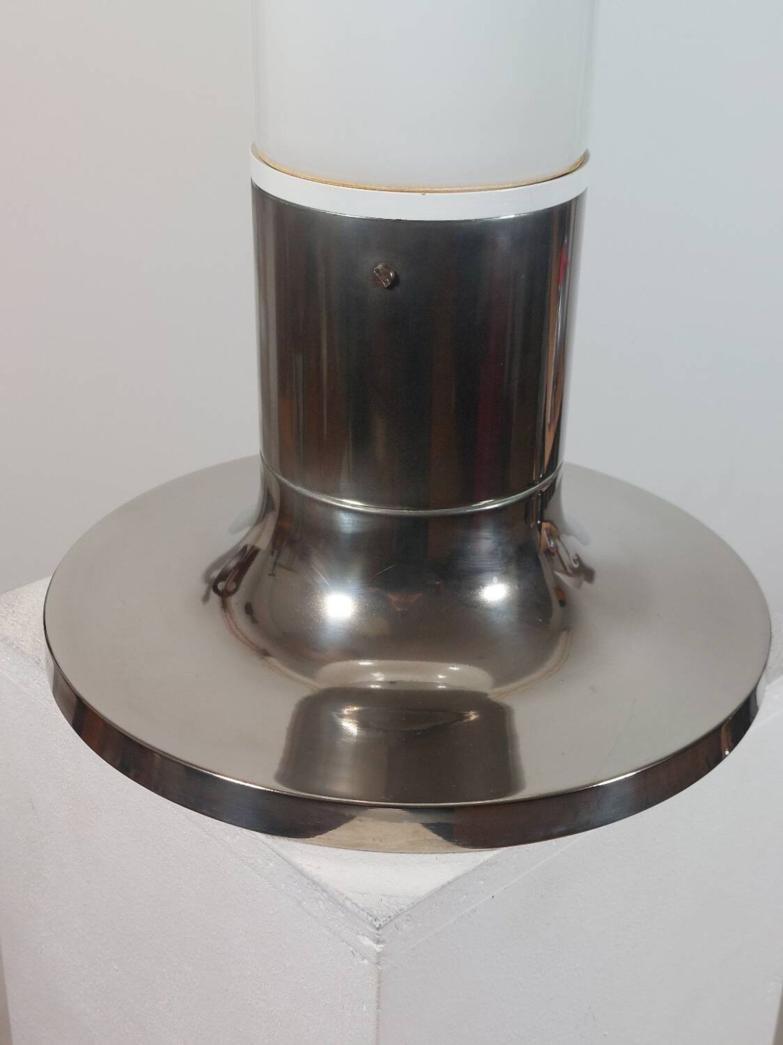 Lampadaire vintage style spatial, ampoule Temde, verre opale chromé.