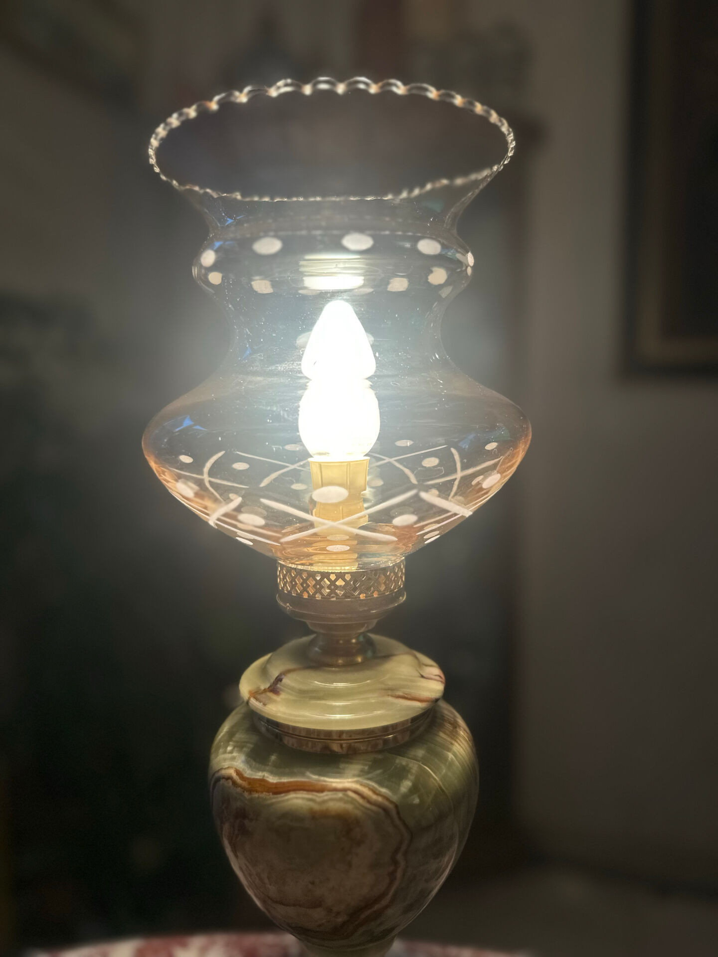 Lampe de bureau en onyx et laiton de style lampe à petrole
