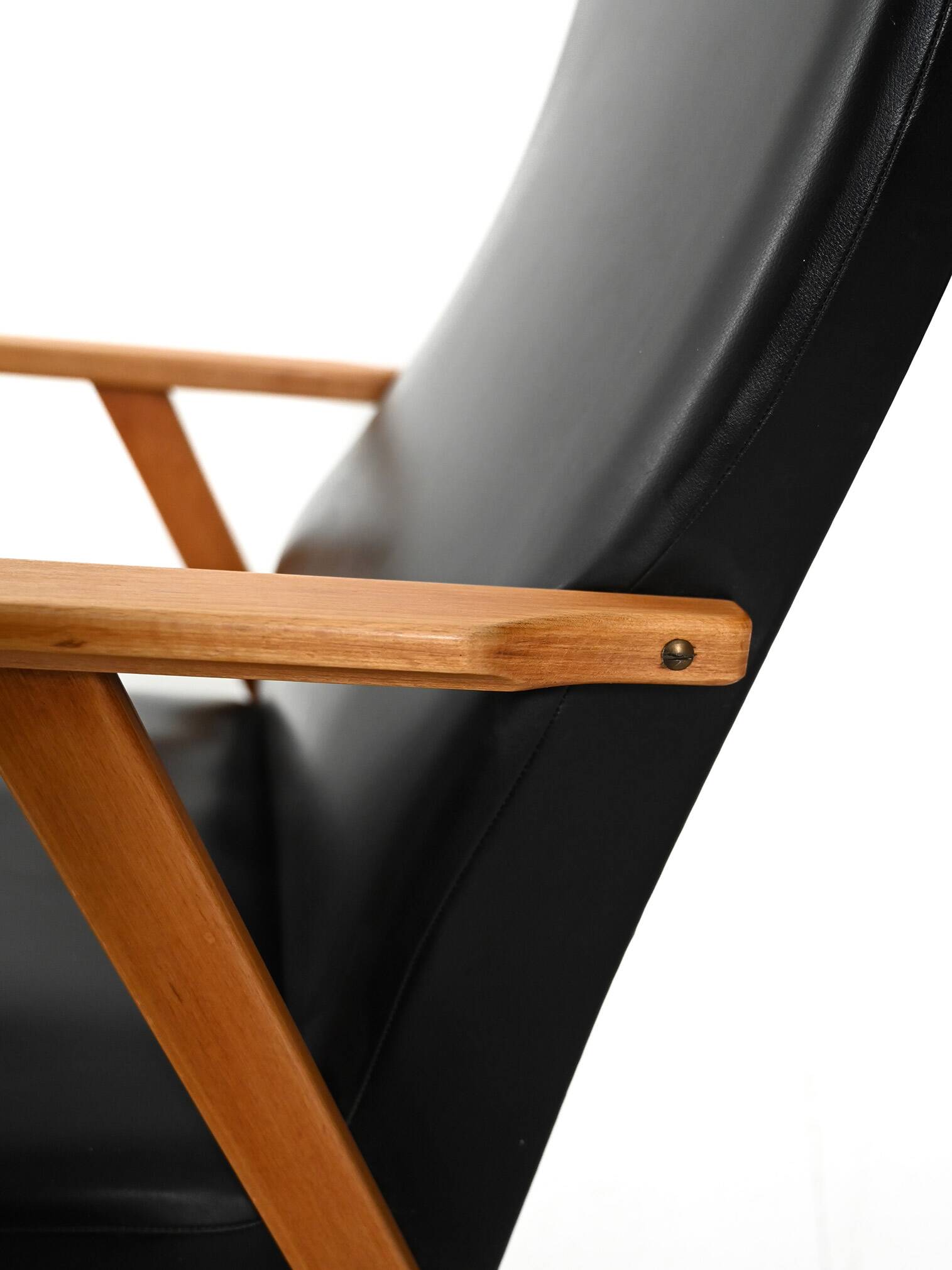 Paire de fauteuils scandinaves à dossier haut en simili cuir des années 1950-60.