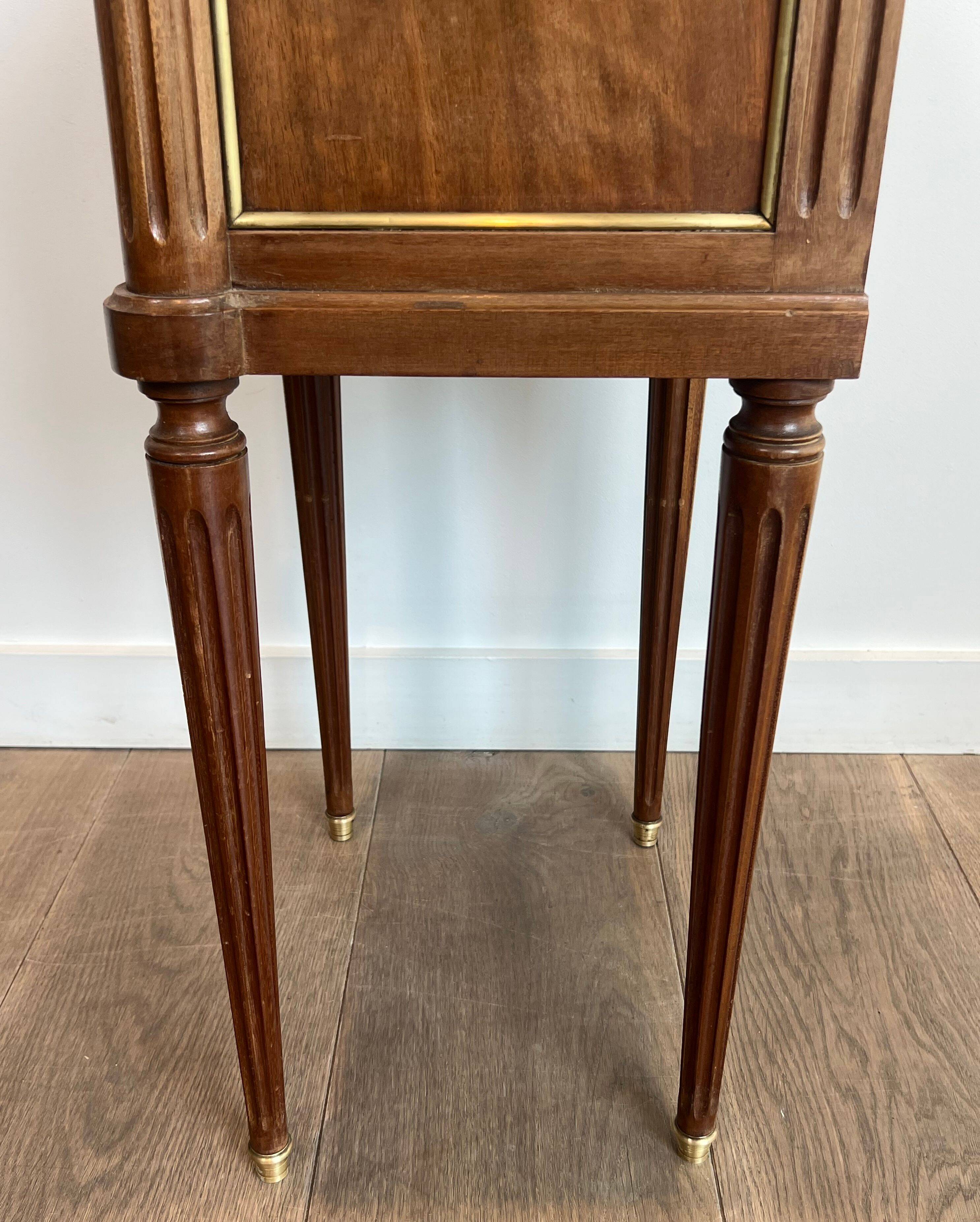 Pair of mahogany and brass side tables or bedside tables with Carrara marble tops.