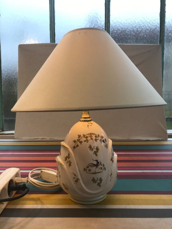 Ancienne lampe en céramique Moustiers et abat-jour blanc crème vintage