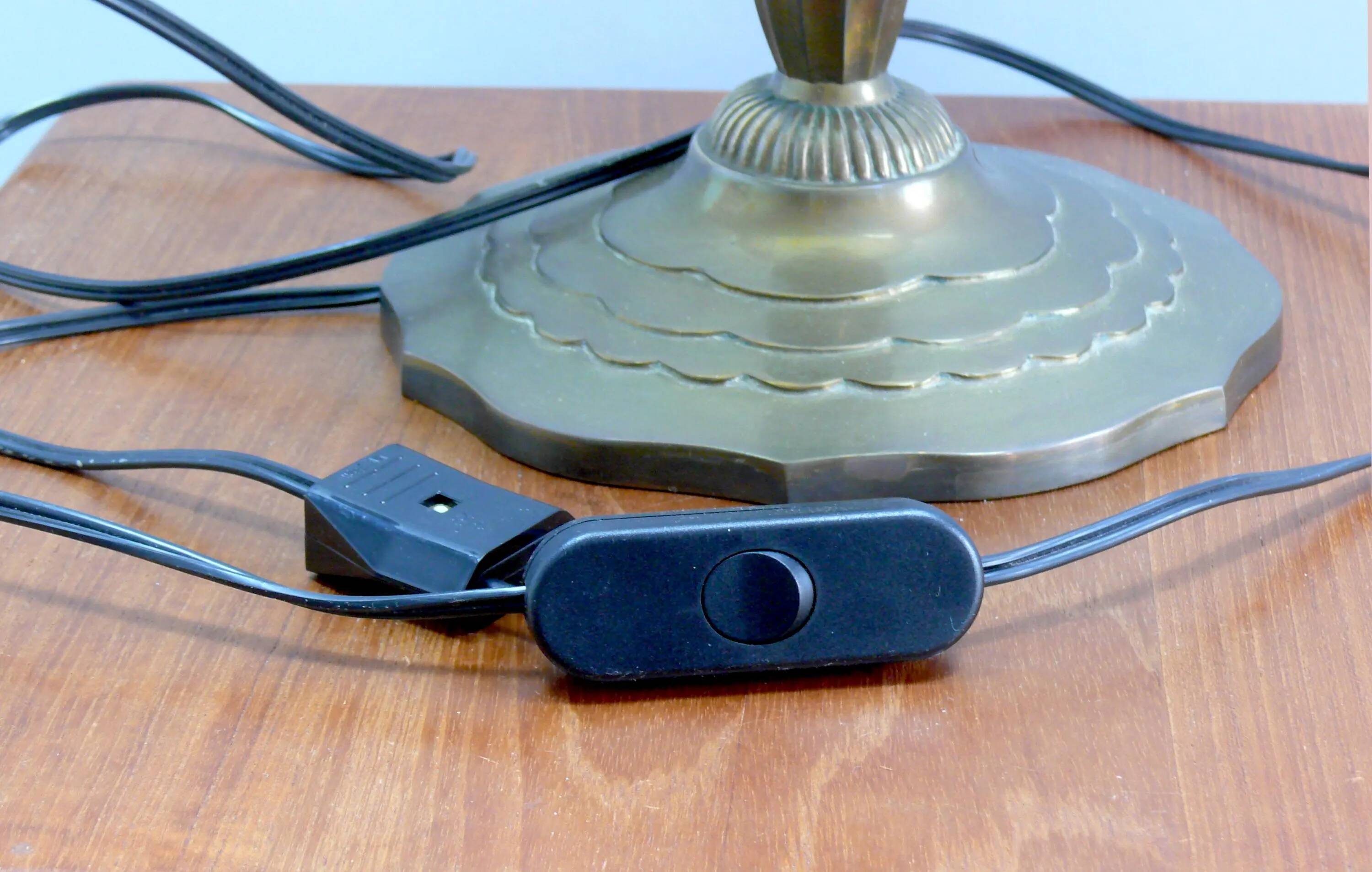 Lampe de table Muller Frères, France, avec pied en laiton et abat-jour en pâte de verre, style Art déco vers 1930