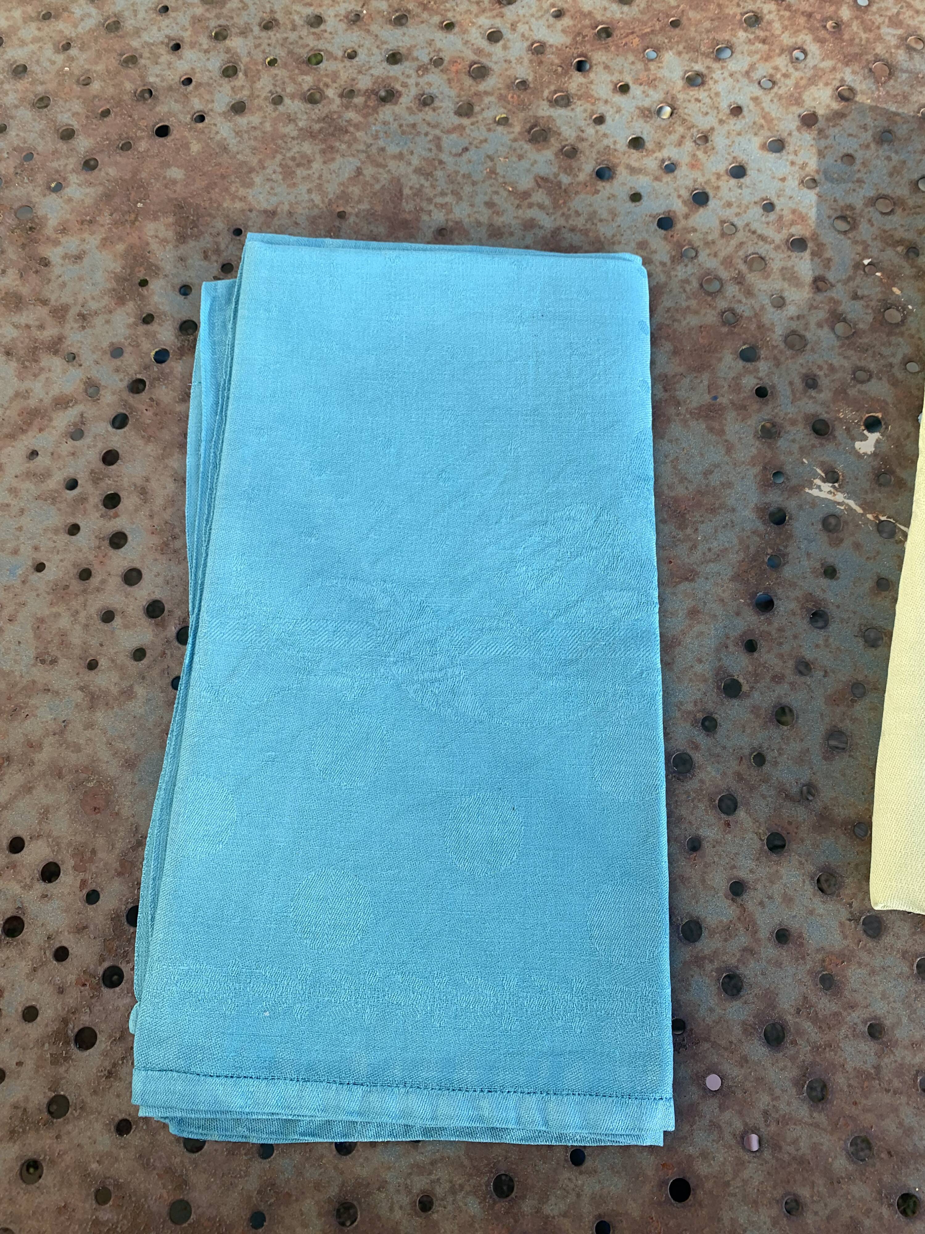 Lot duo, compose de deux grandes serviettes en coton et lin teintées bleue et verte anis, brodées,