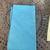 Lot duo, compose de deux grandes serviettes en coton et lin teintées bleue et verte anis, brodées,