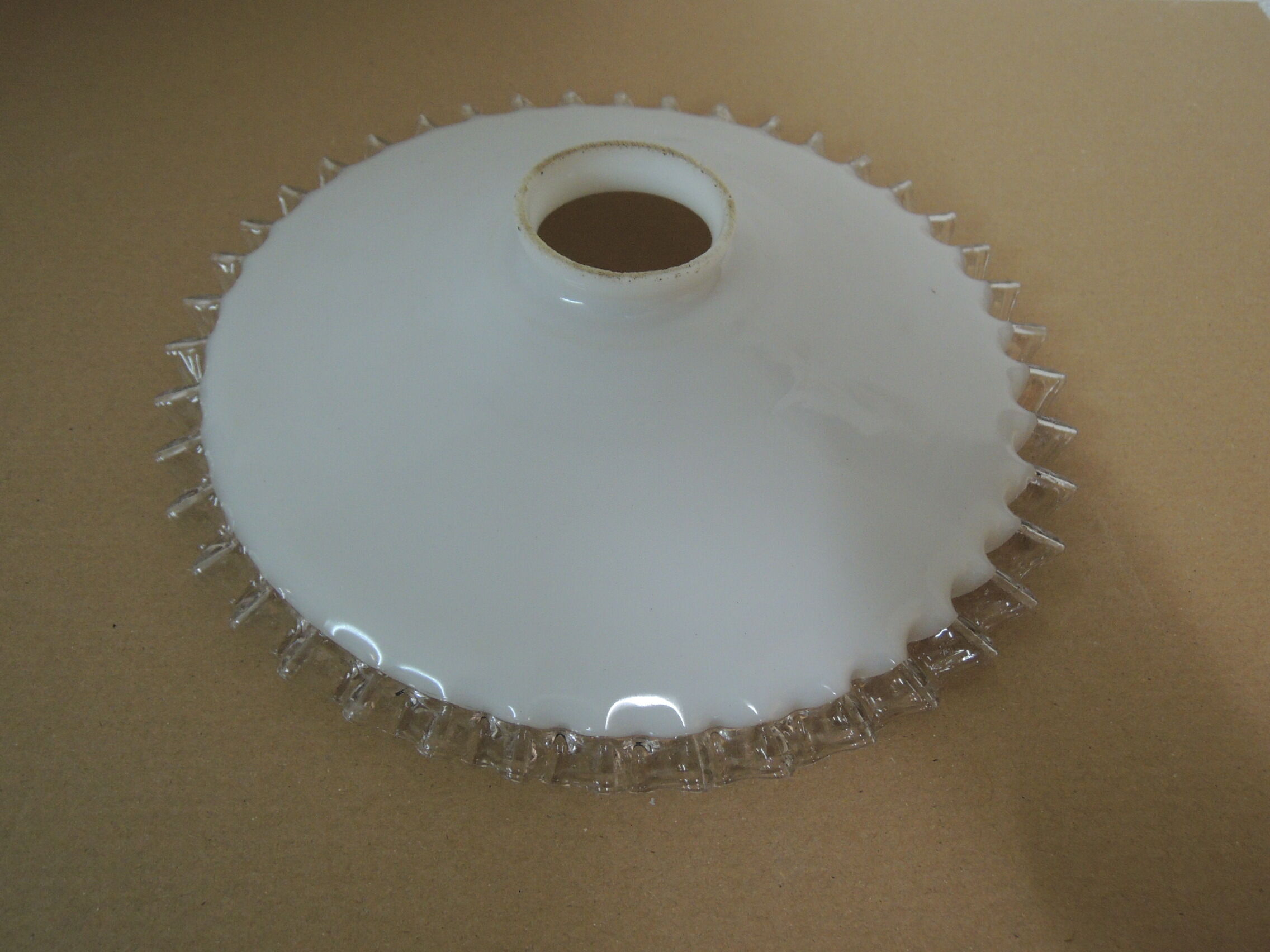 Opaline suspension with serrated edges