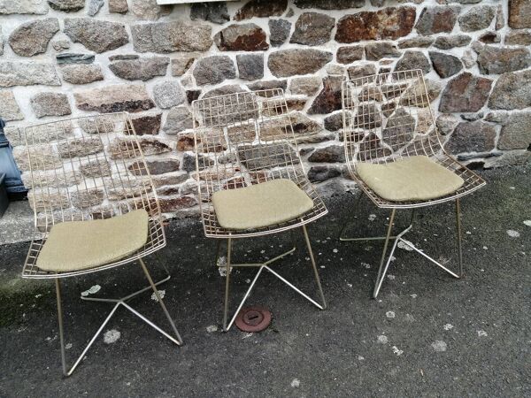Trois chaises dans le goût de Harry bertoia