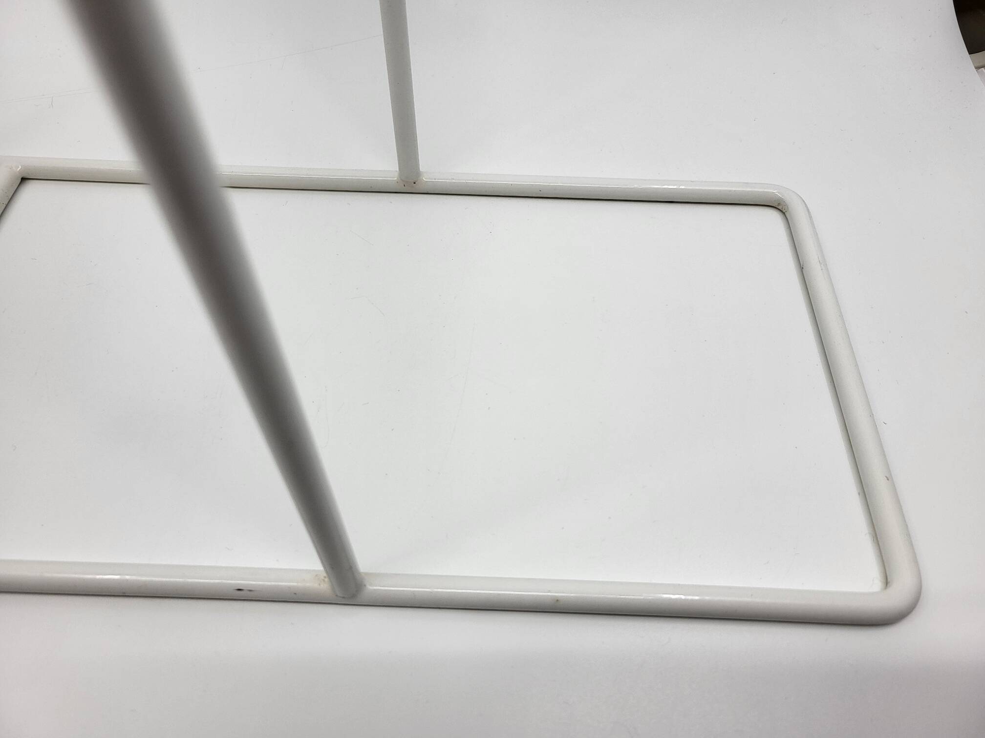 Robin Day side table for Habitat in white lacquered metal and wooden top Design