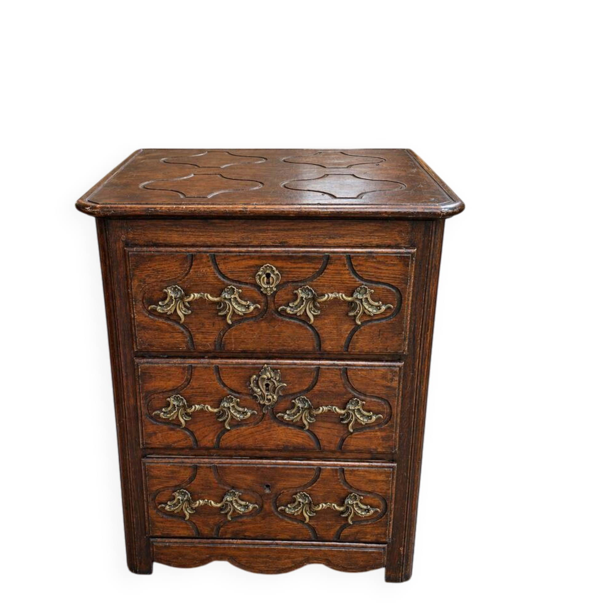 Louis XIV commode in oak – Sculpted decoration and bronze fittings – 18th century