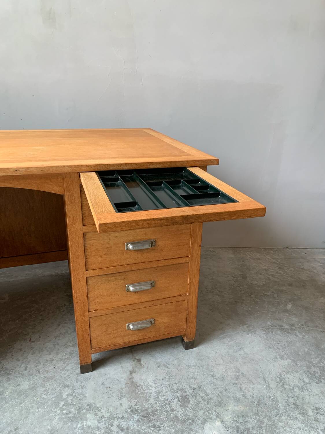 Bureau Vintage en Chêne avec 8 Tiroirs
